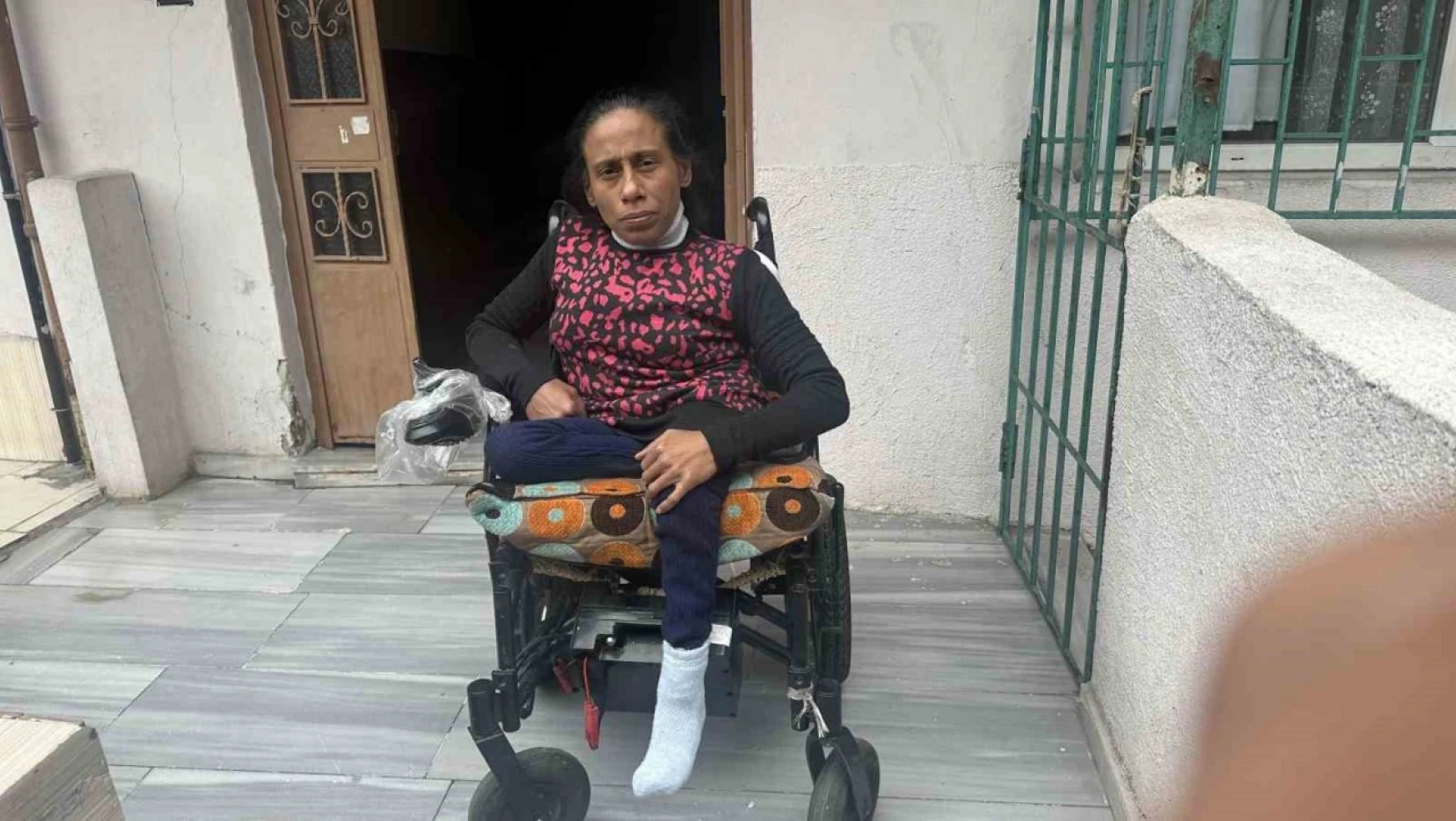 İstanbul'da bekçilerden insanlık örneği kamerada: Bedensel engelli kadını evine kadar taşıdılar