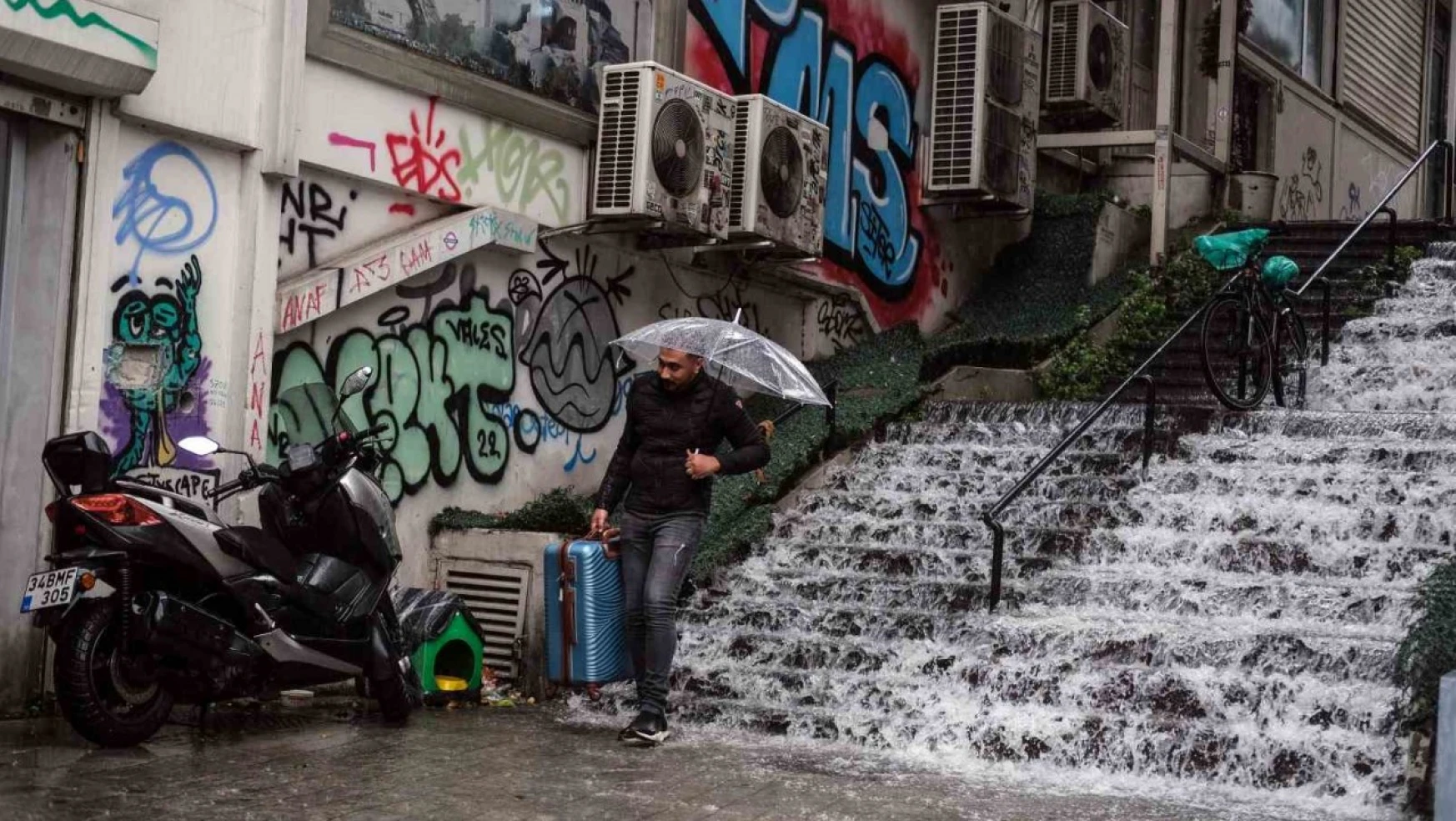 İstanbul'da sağanak yağış vatandaşlara zor anlar yaşattı
