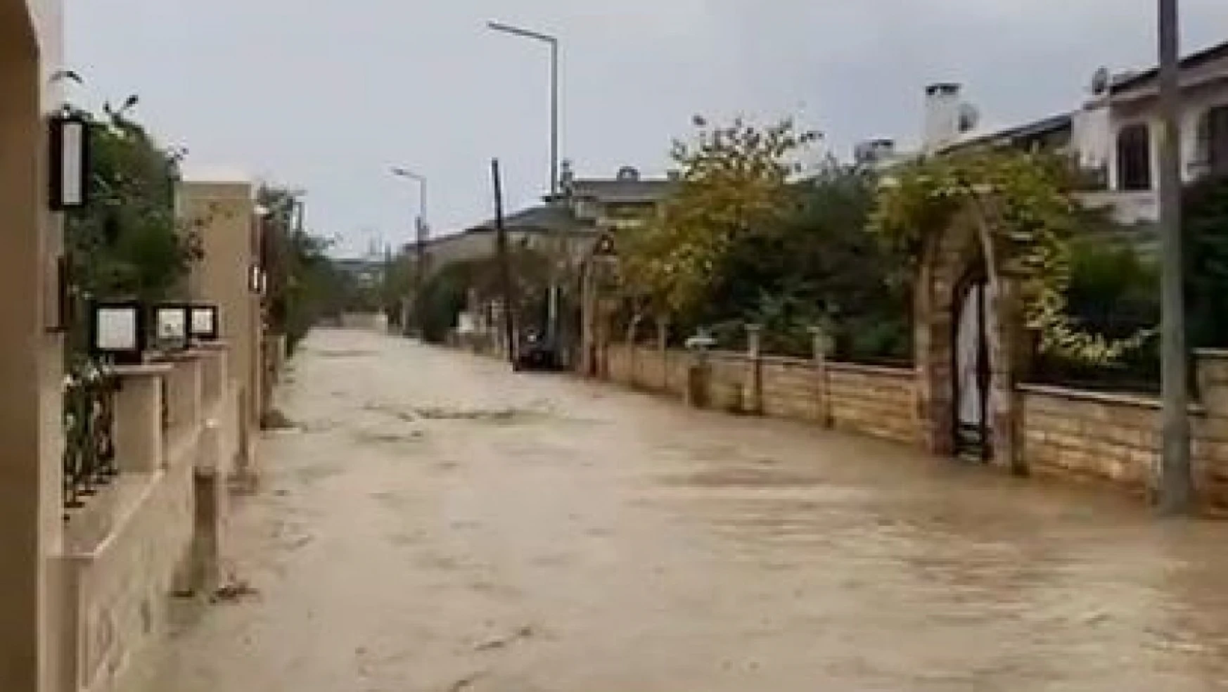 İstanbul Silivri'de caddeler ve sokaklar göle döndü