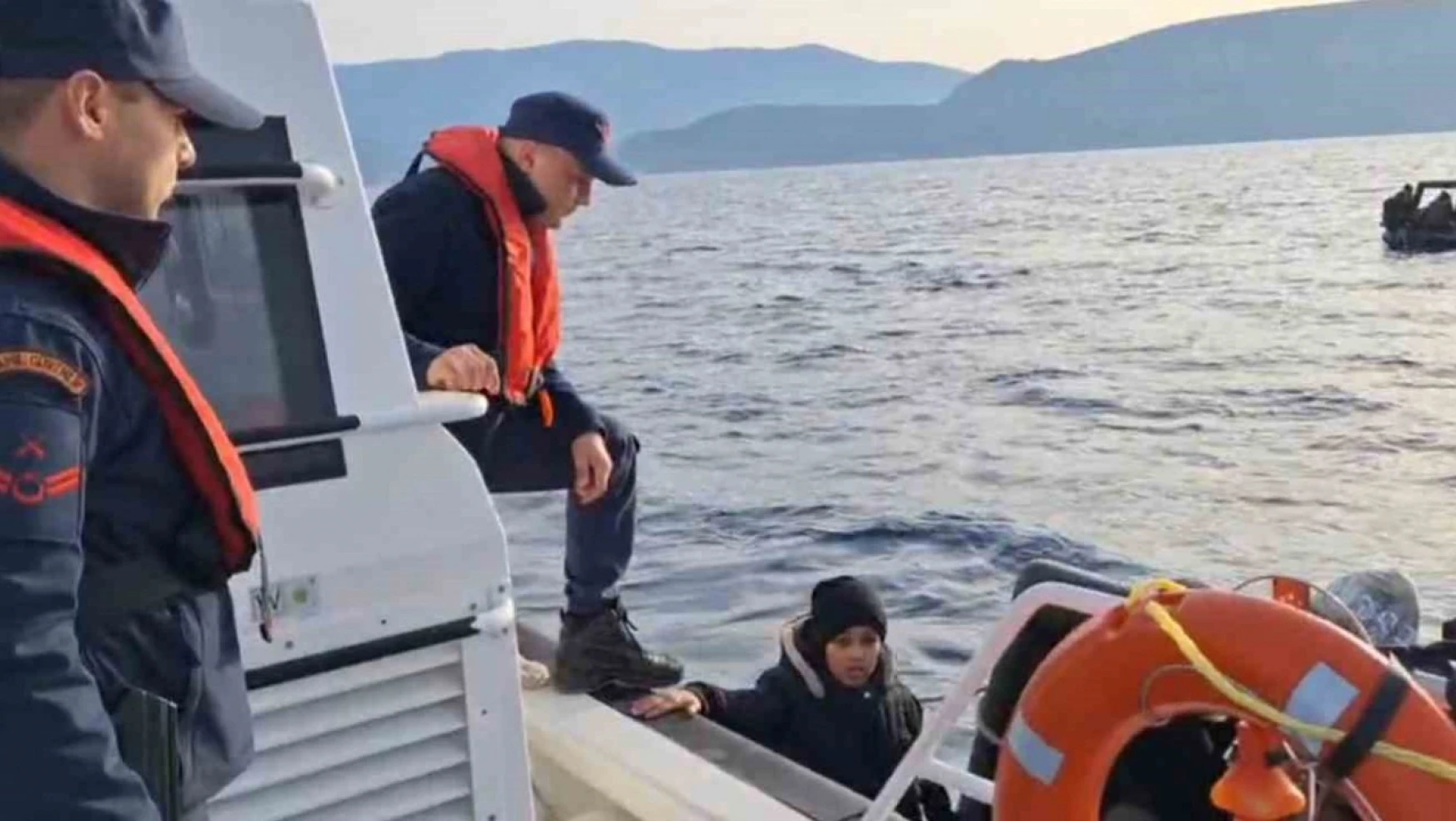 İzmir açıklarında 22 düzensiz göçmen yakalandı, 52'si kurtarıldı