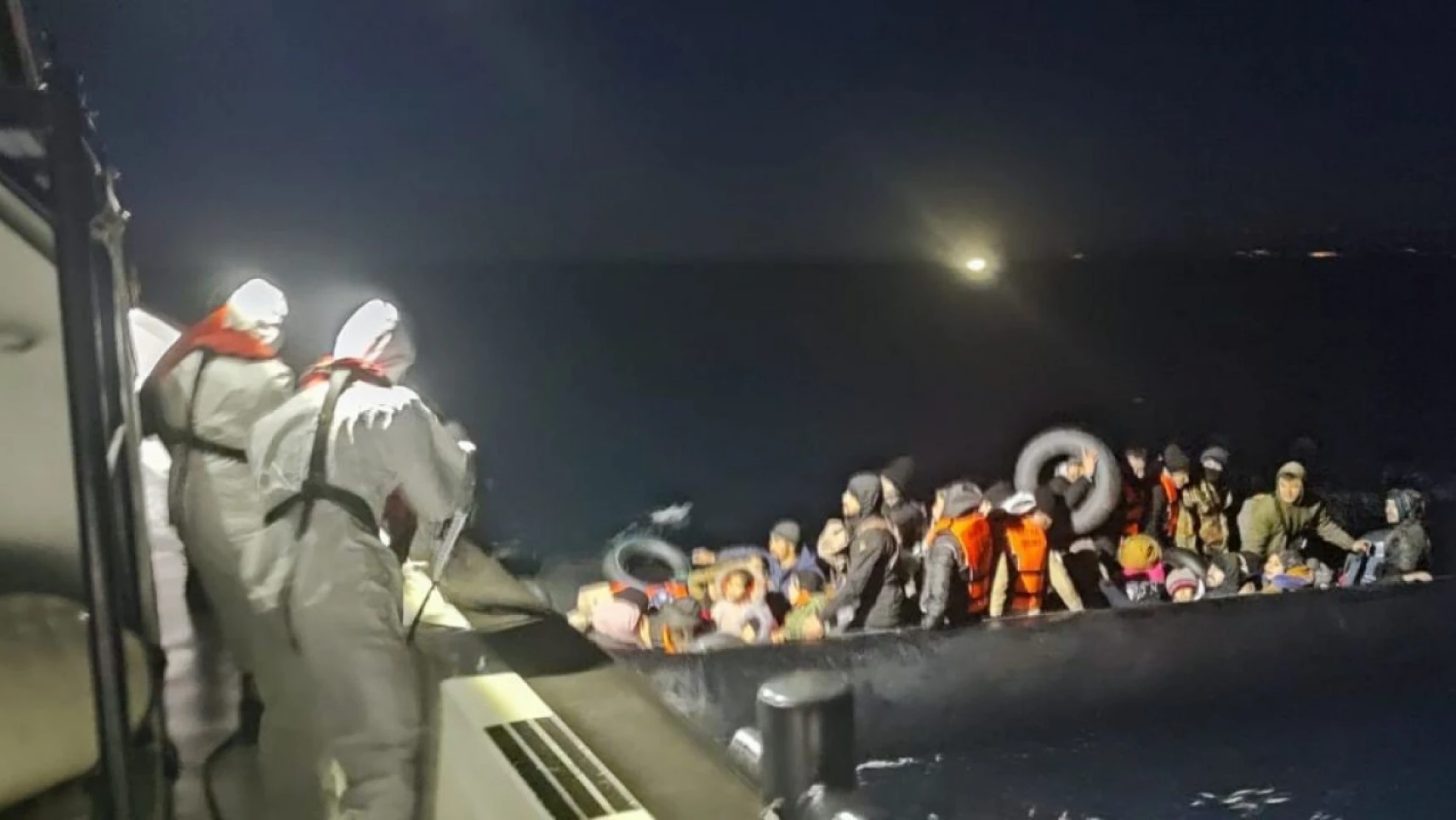İzmir açıklarında 39 düzensiz göçmen yakalandı, 47 göçmen kurtarıldı