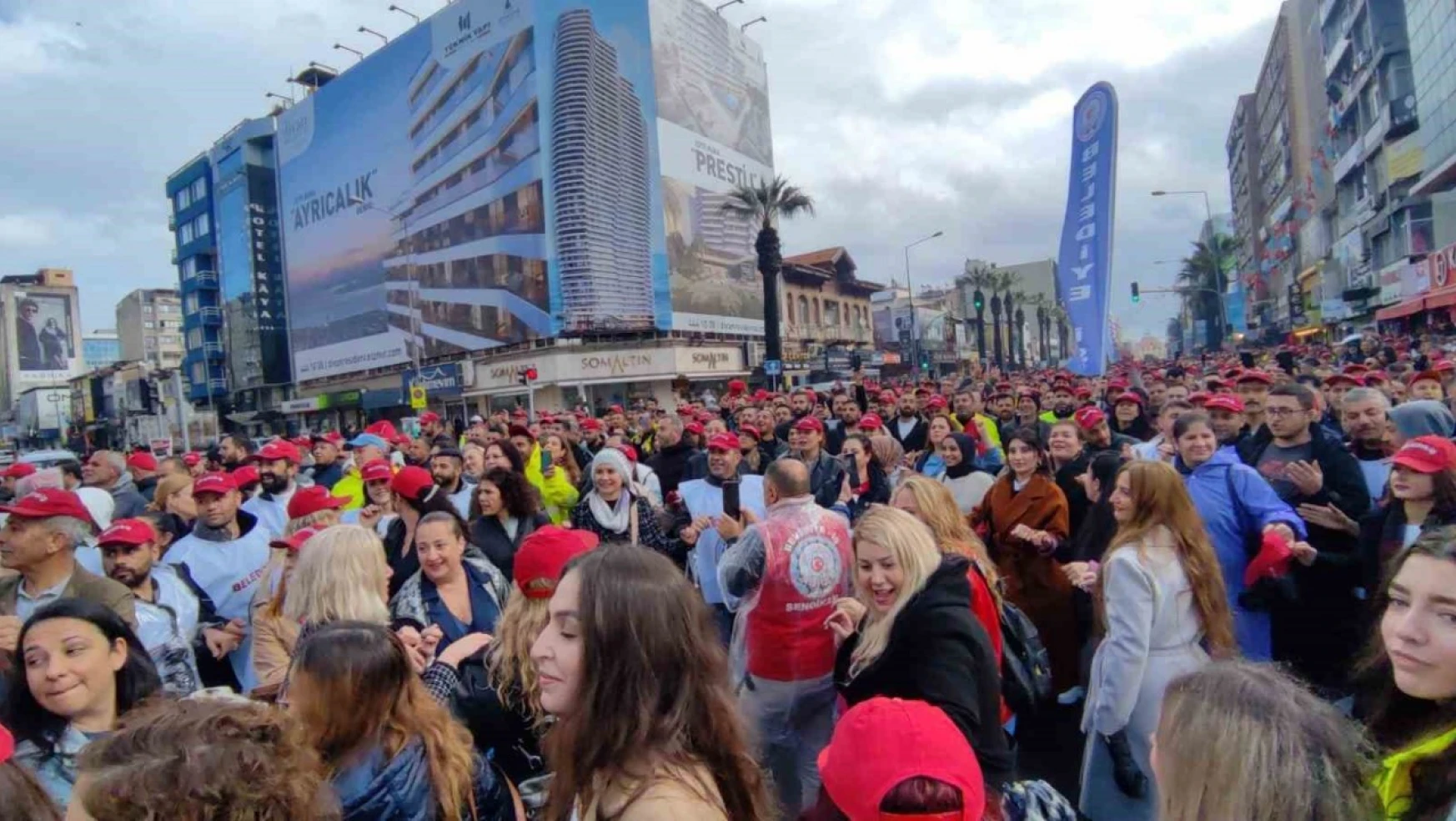 İzmir'de zam teklifini kabul etmeyen yüzlerce belediye işçisi sokağa indi