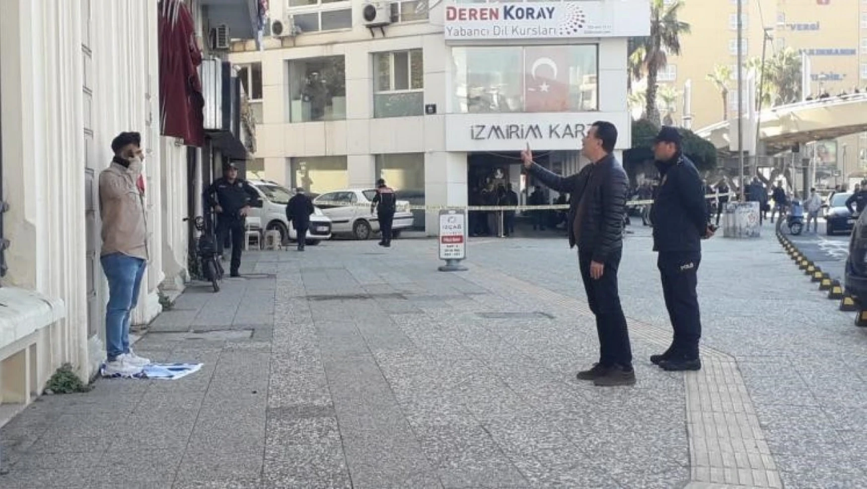 İzmir'in Konak ilçesinde bir şahıs, aracını yol ortasına bırakıp başına tabanca dayadı. Ayağının altında İsrail bayrağı olan ve bir elinde de Türk bayrağı bulunan şahsı çok sayıda polis ekiplerinin ikna çabaları sürüyor.