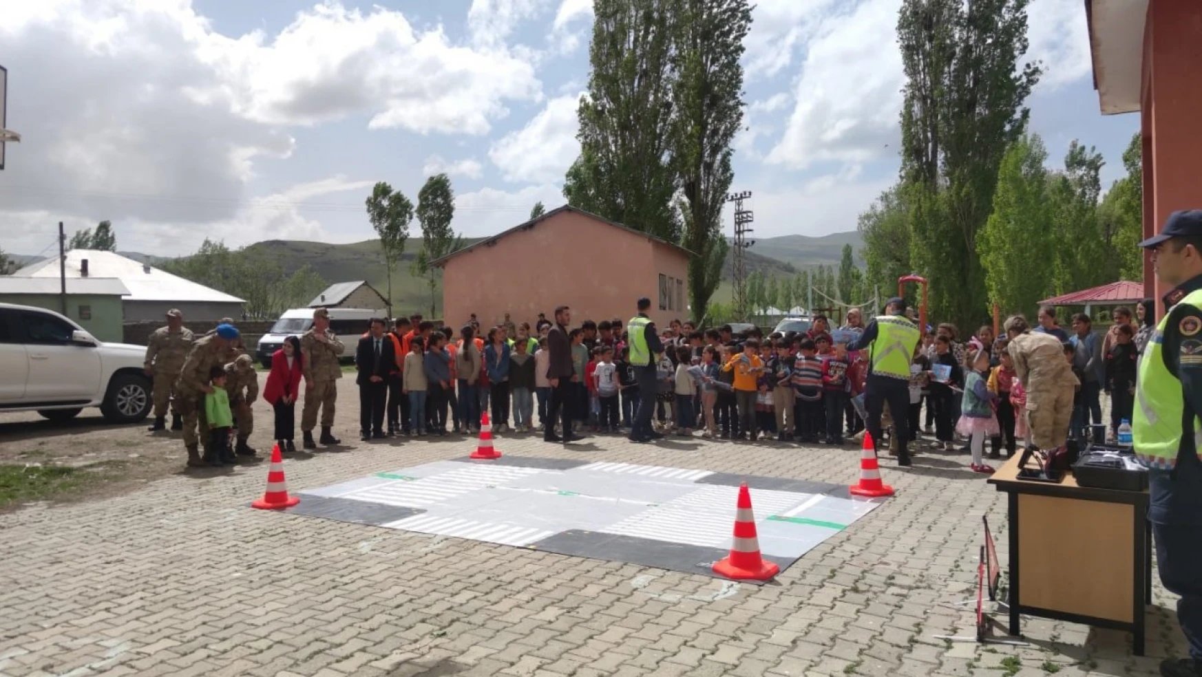Jandarma Ağrı'da minik öğrencilere trafik eğitimi veriyor