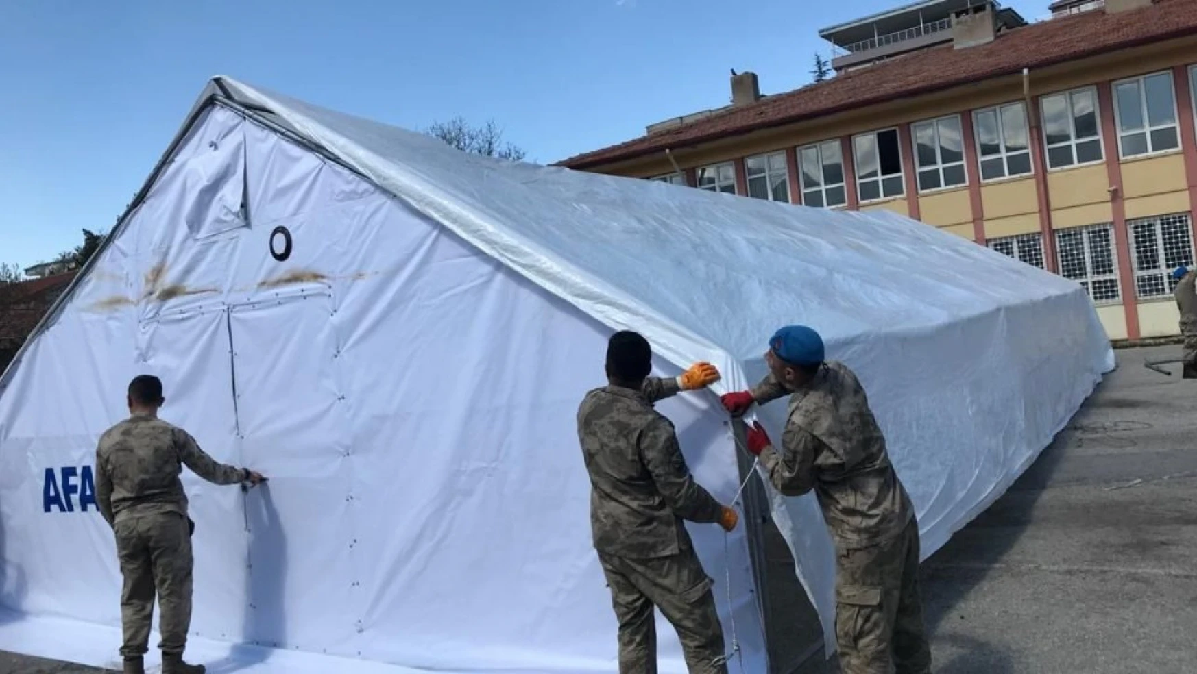Jandarma öğrenciler için çadır kurdu