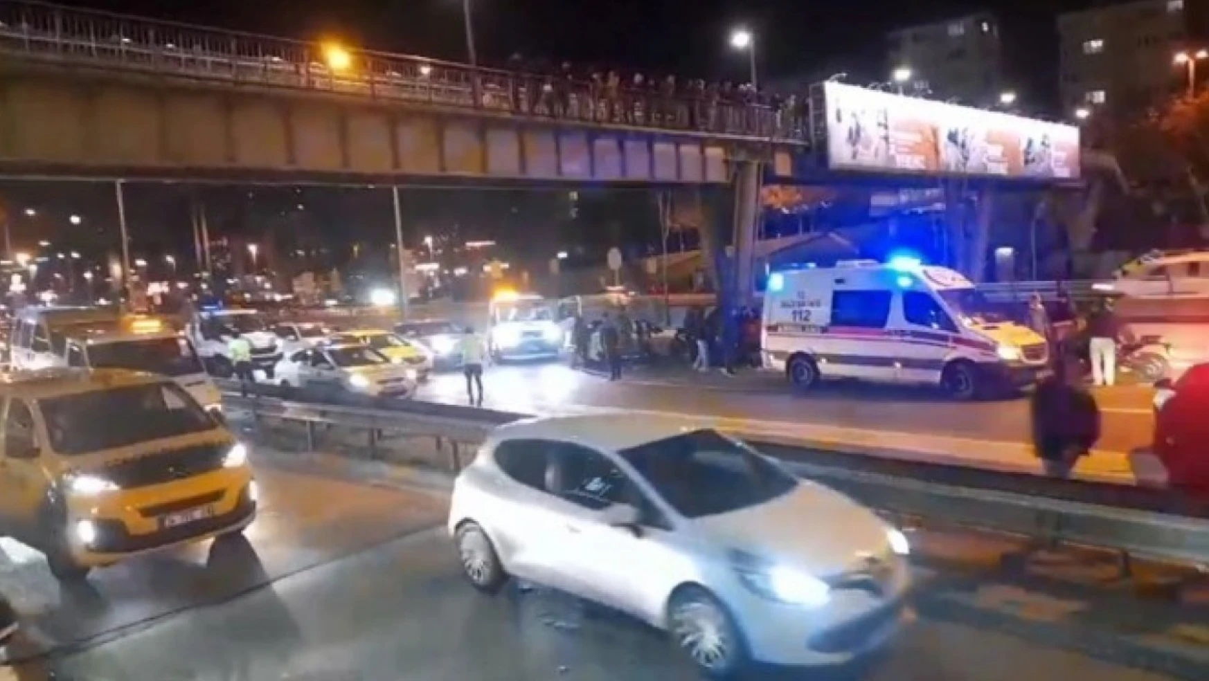 Kadıköy'de bir kişi üst geçitten atladı