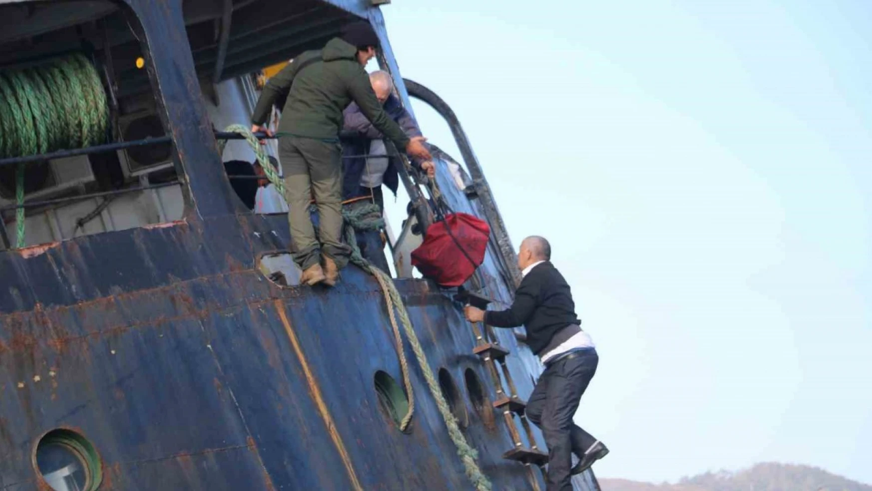 Karaya oturan Pallada'nın mürettebatı gemiden eşyalarını topladı