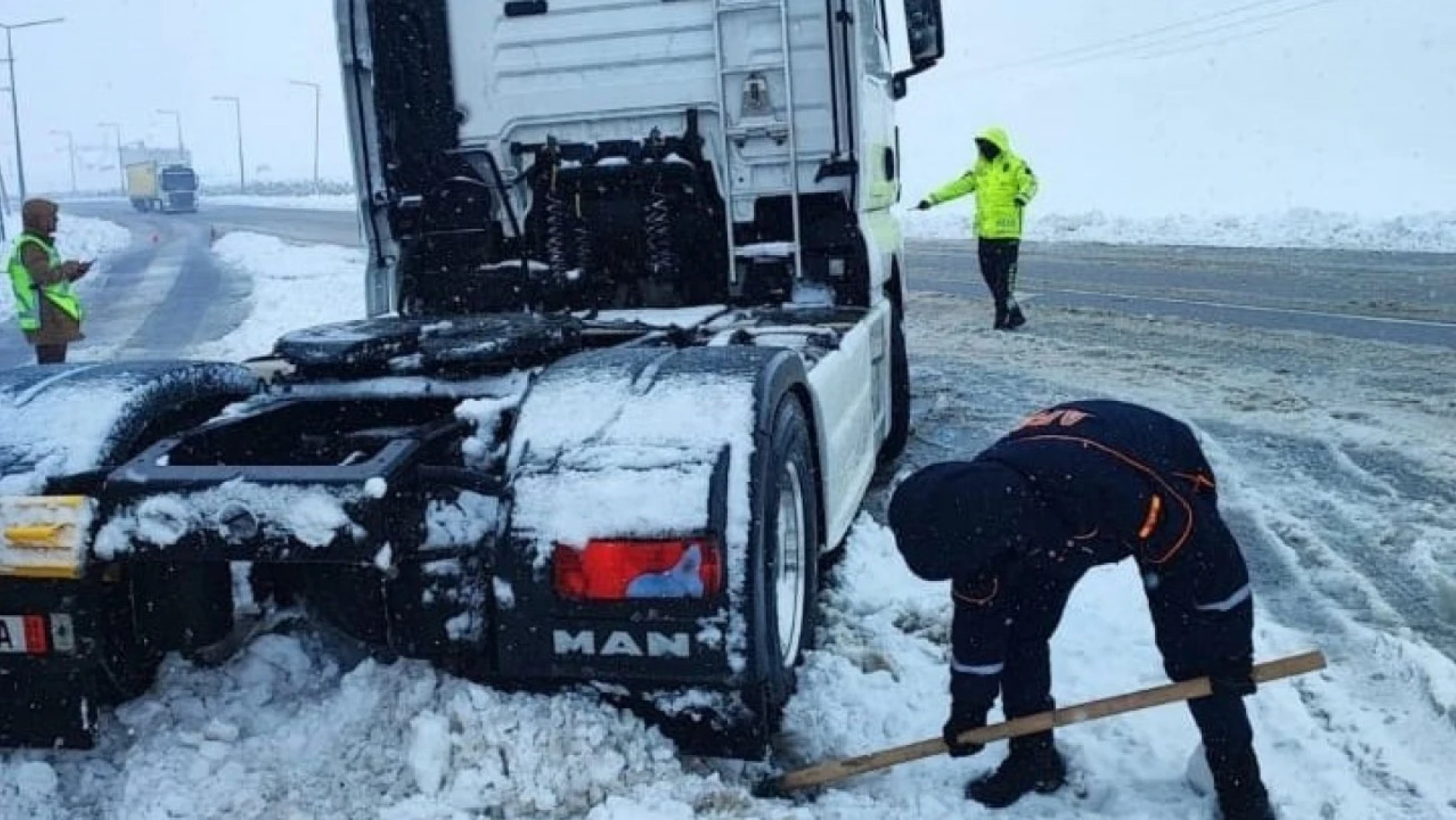 Karda kayan jandarma aracını özel idare ekipleri kurtardı