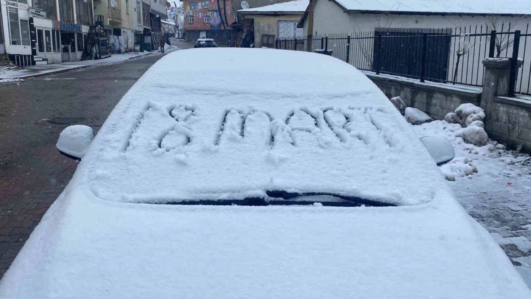 Karlıova'da vatandaşlar yeni güne karla uyandı