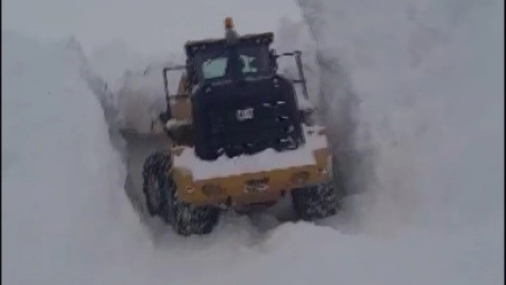 Karlıova'da yüksek rakımlı tepelerde karla mücadele