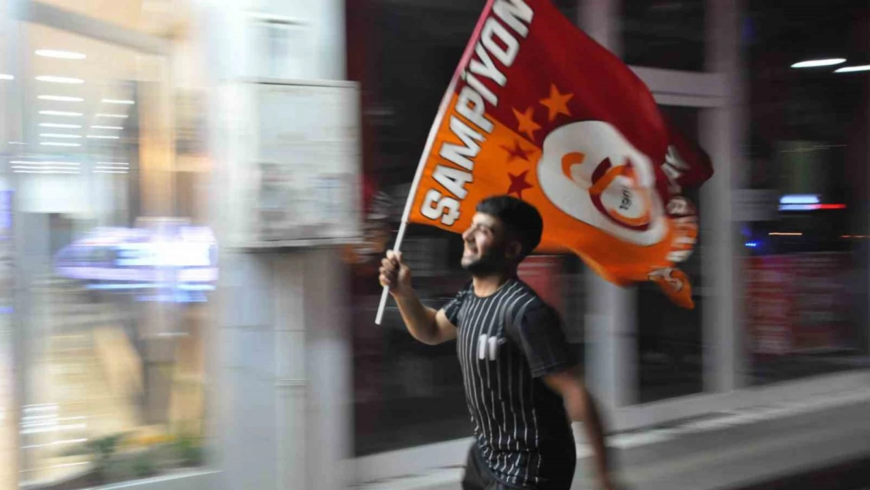 Kars'ta Galatasaraylılar sokaklara döküldü