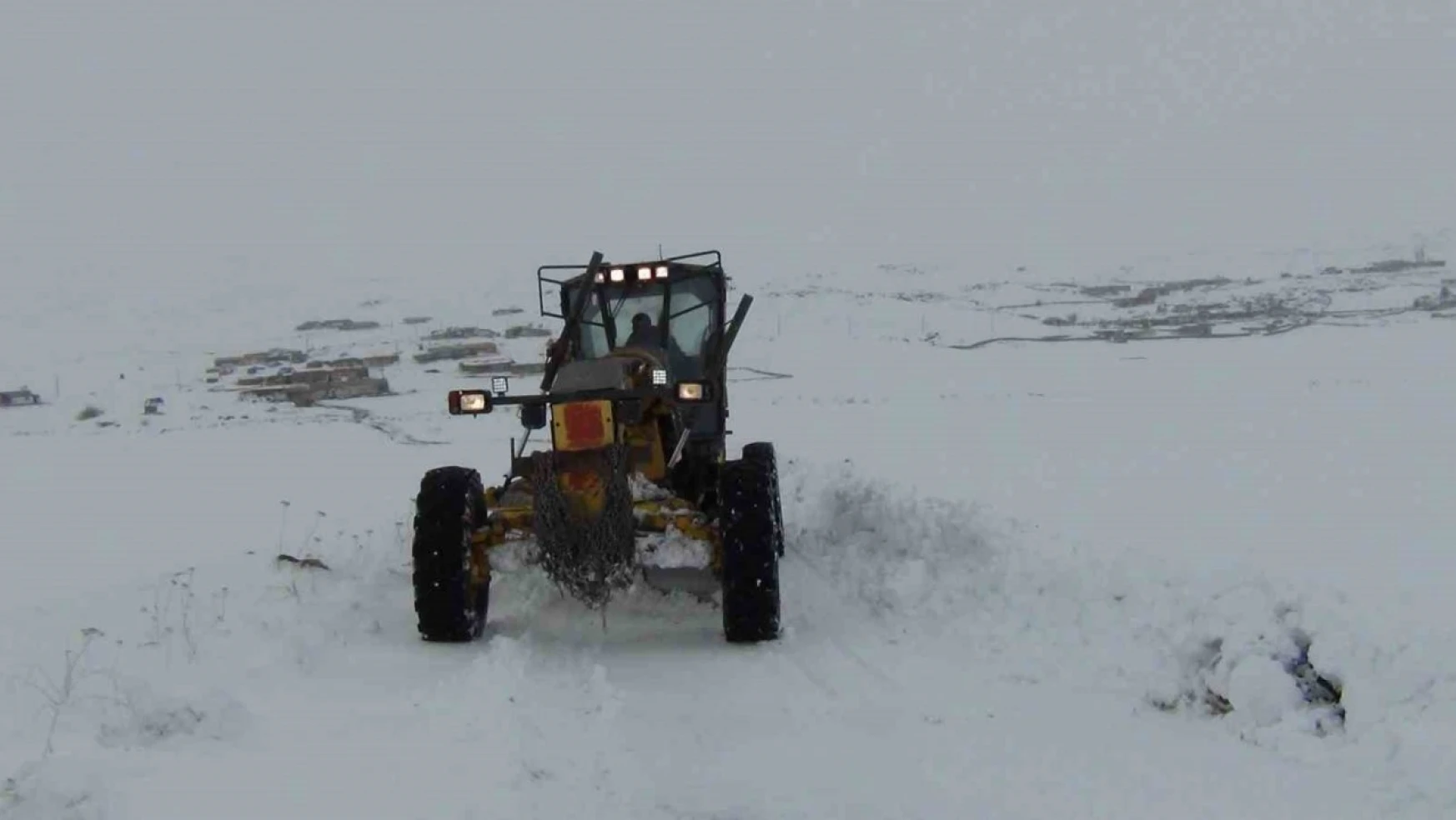 Kars'ta kar 47 köy yolunu ulaşıma kapadı