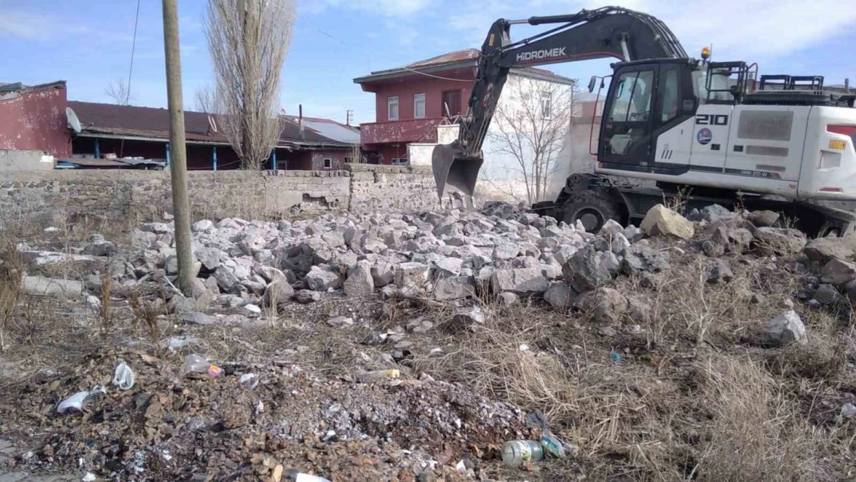 Kars'ta metruk binaların yıkımı sürüyor