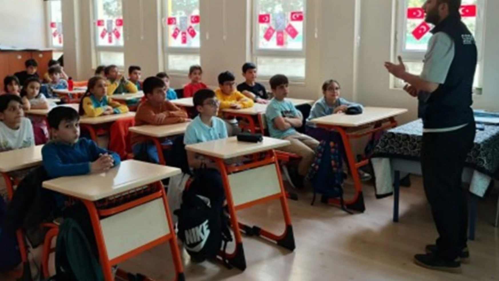 Kars'ta öğrenciler siber suçlara karşı bilgilendirildi