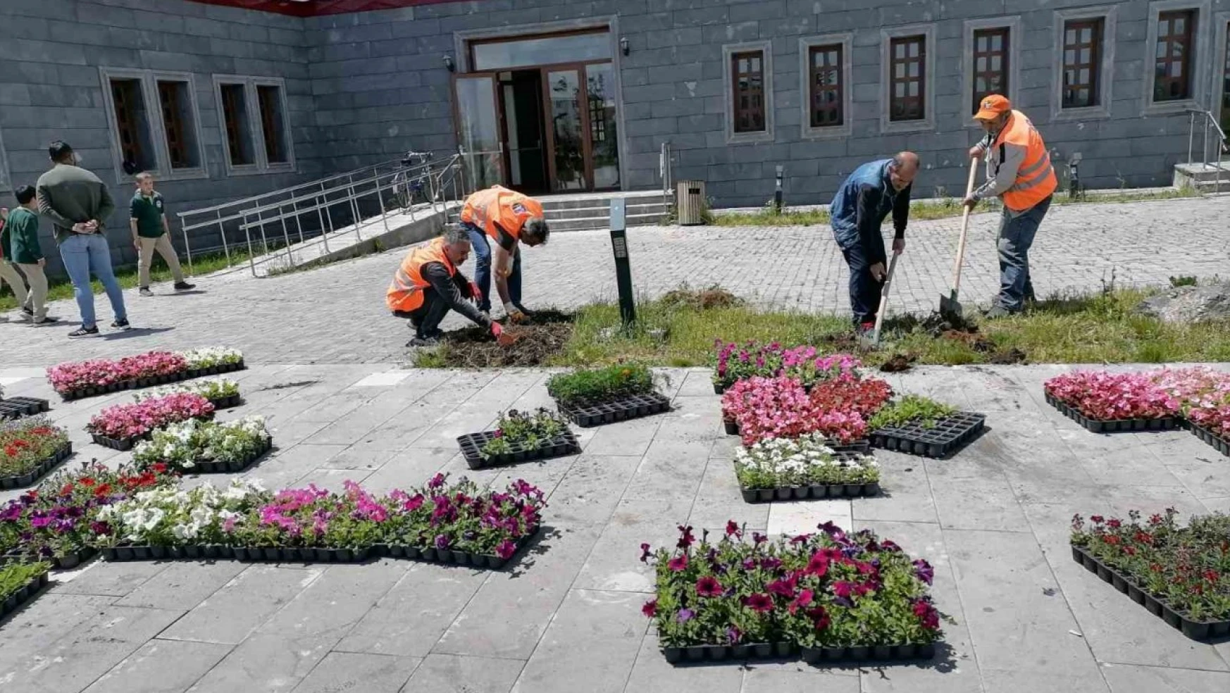 Kars'ta park ve bahçeler çiçek açıyor