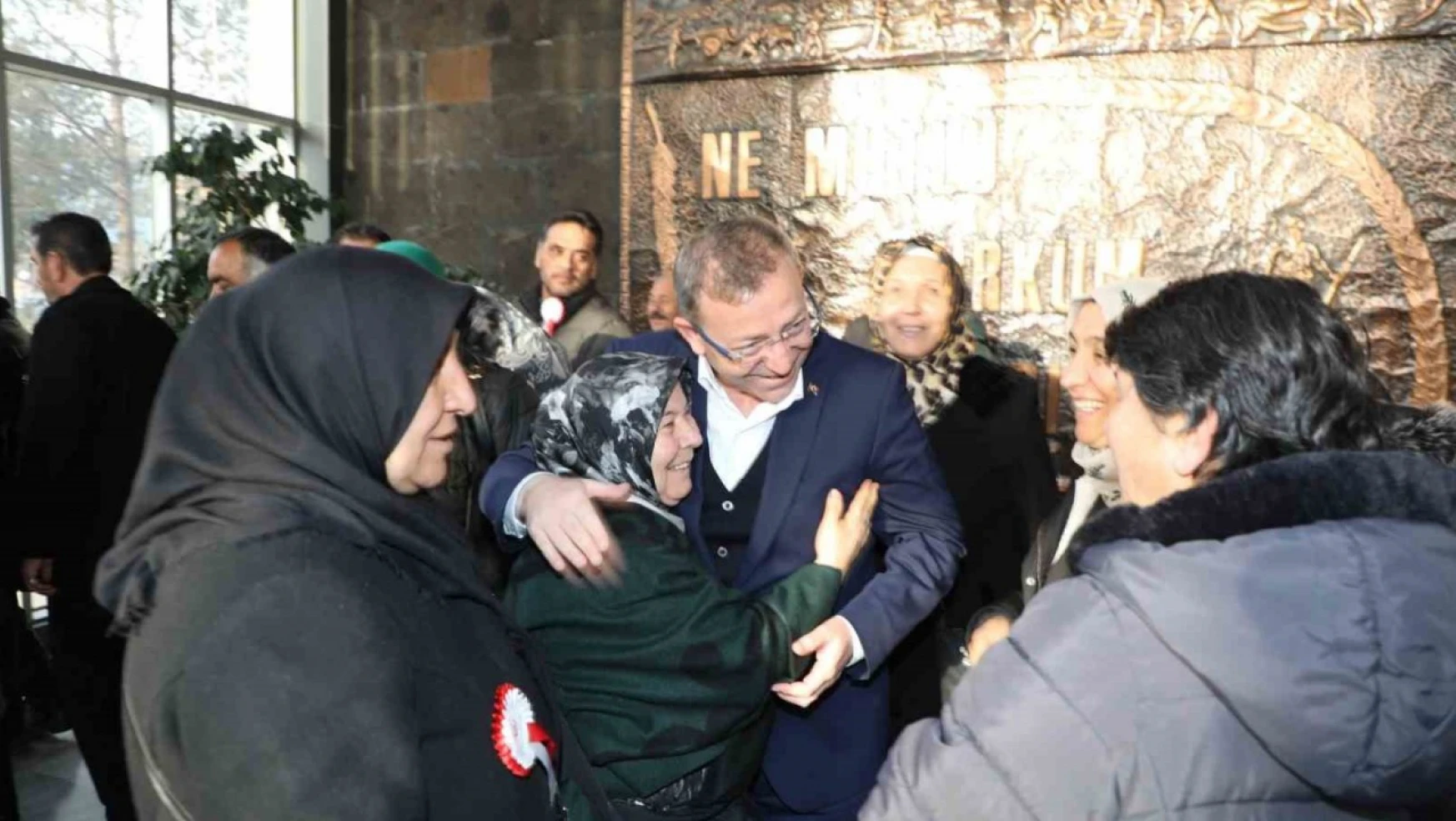 Kars Valisi Ziya Polat'a şehit ailelerini ağırladı
