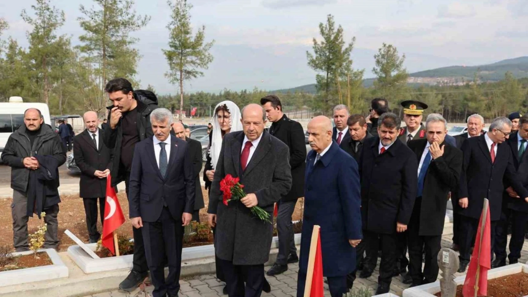 KKTC Cumhurbaşkanı Tatar, Kahramanmaraş'ta mezarlık ziyaretinde bulundu