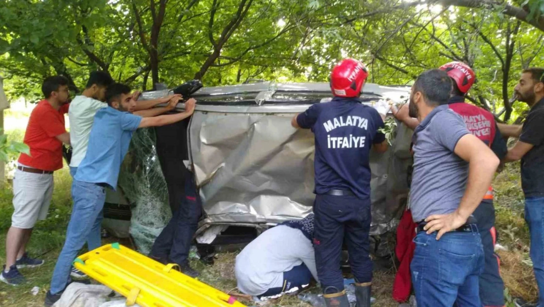 Malatya'da feci kaza... Otomobil defalarca takla attı