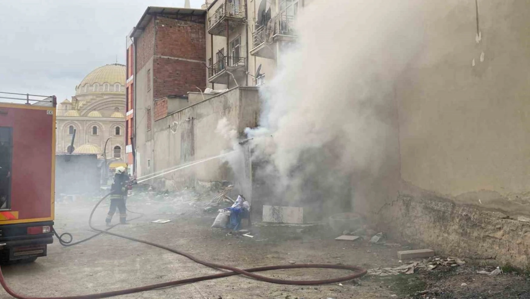 Konya'da apartmanın yanına yapılan depoda yangın