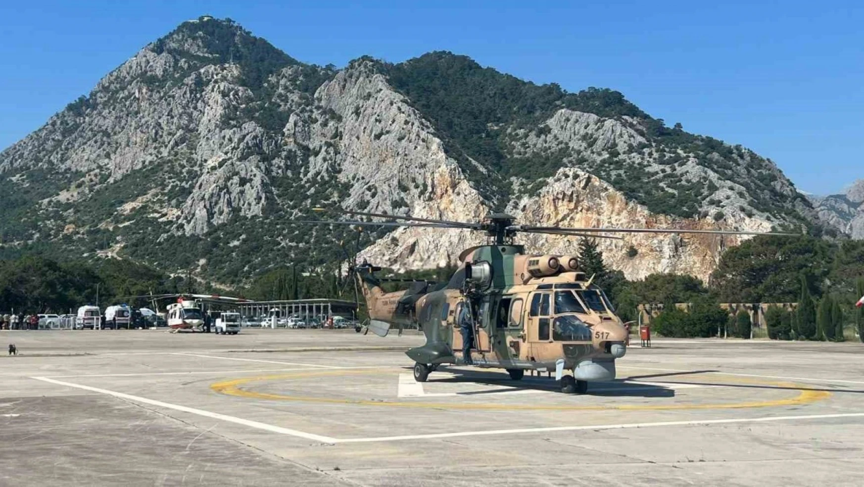 Konya'dan havalanan AS-532 Couger tipi helikopter, tahliye çalışmalarına devam ediyor