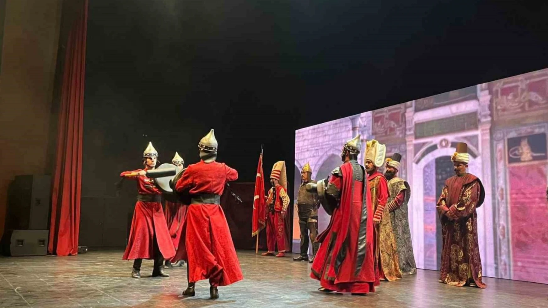 Kuruluştan Kurtuluşa Anadolu Medeniyetleri Defilesi ayakta alkışlandı