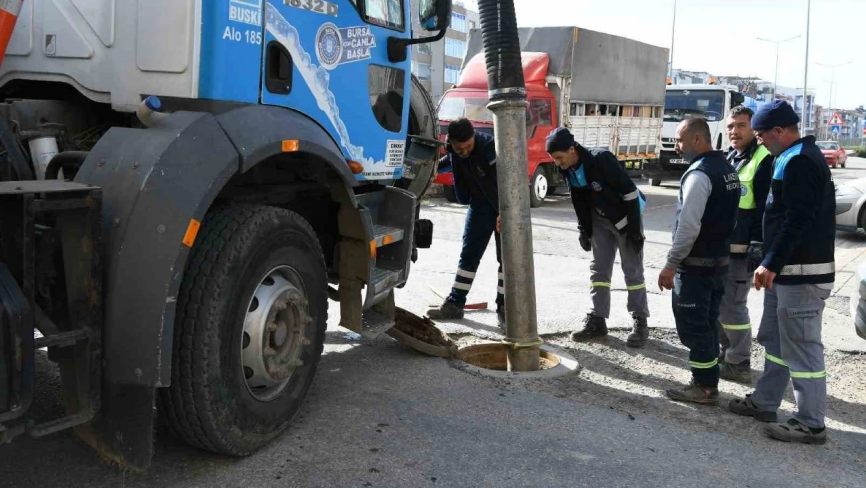 Lapseki'de kanalizasyon temizliği hız kesmeden devam ediyor