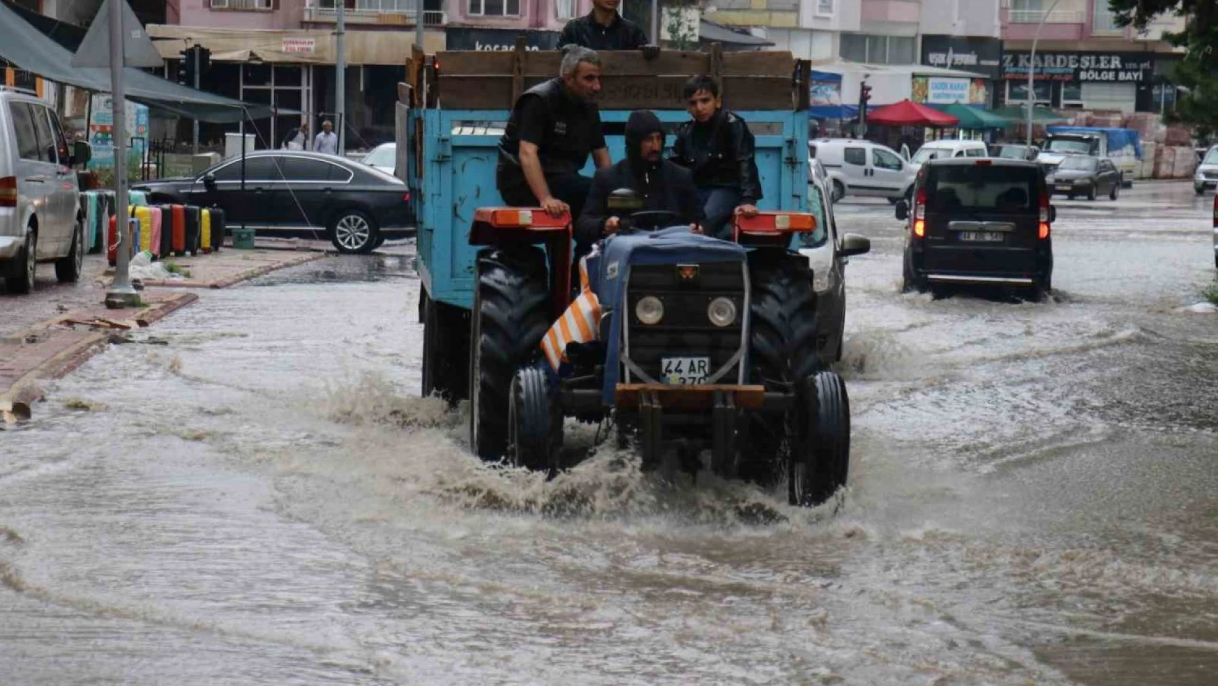 Deprem bölgesi Malatya'yı sağanak yağış vurdu