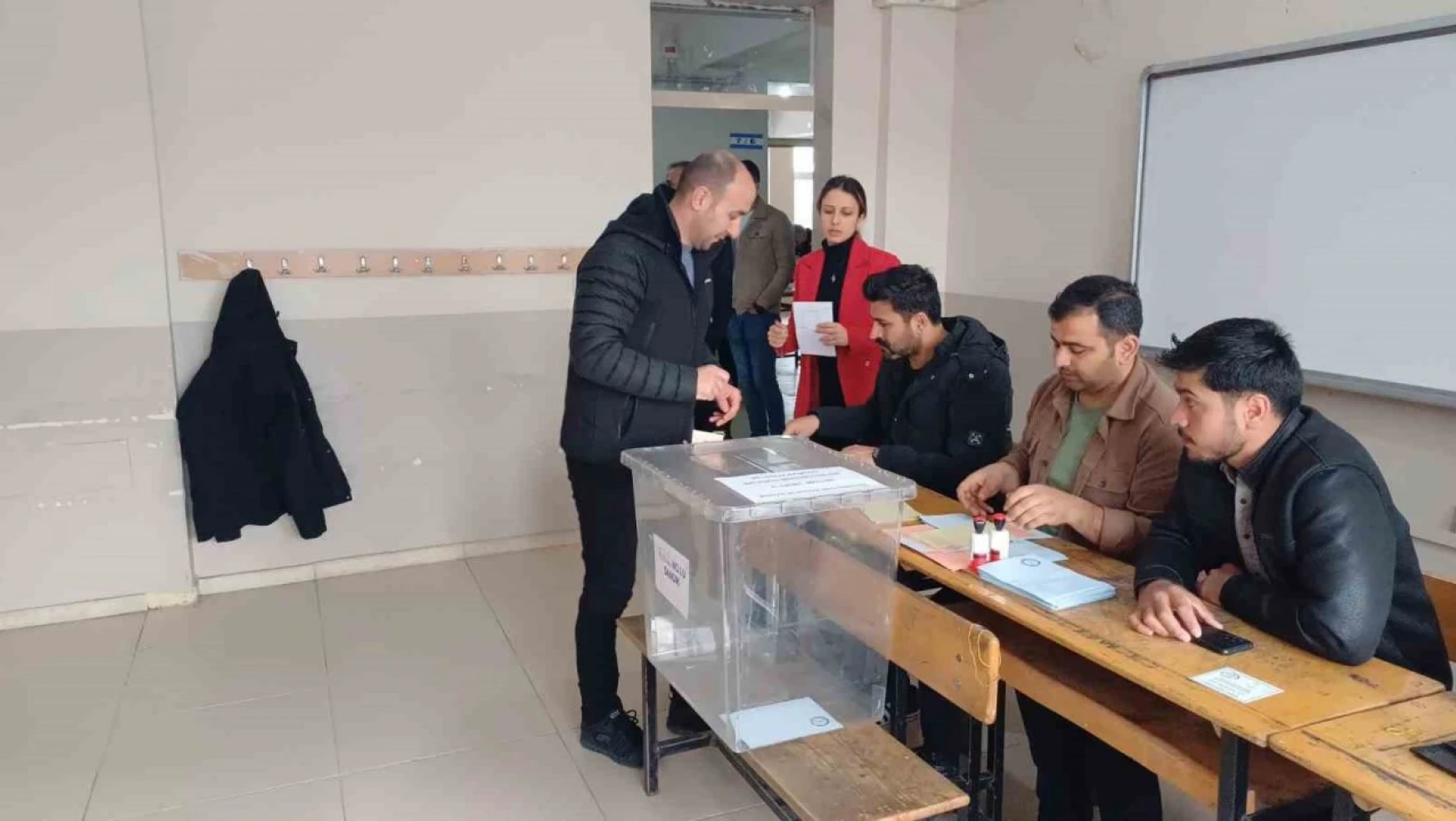 Malazgirt'te seçmenler oylarını kullanmaya başladı