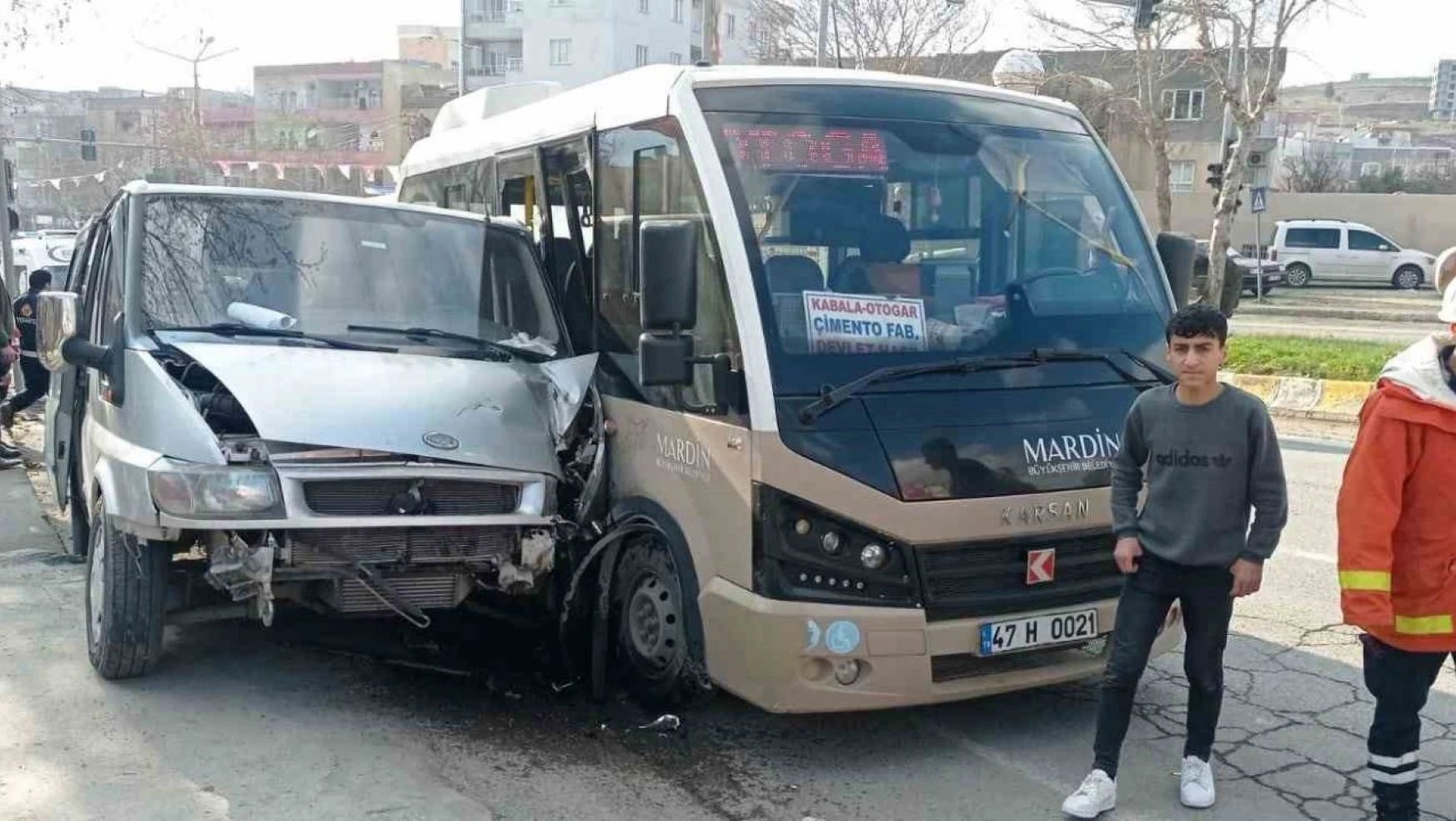 Mardin'de 2 minibüs çarpıştı: 6 yaralı