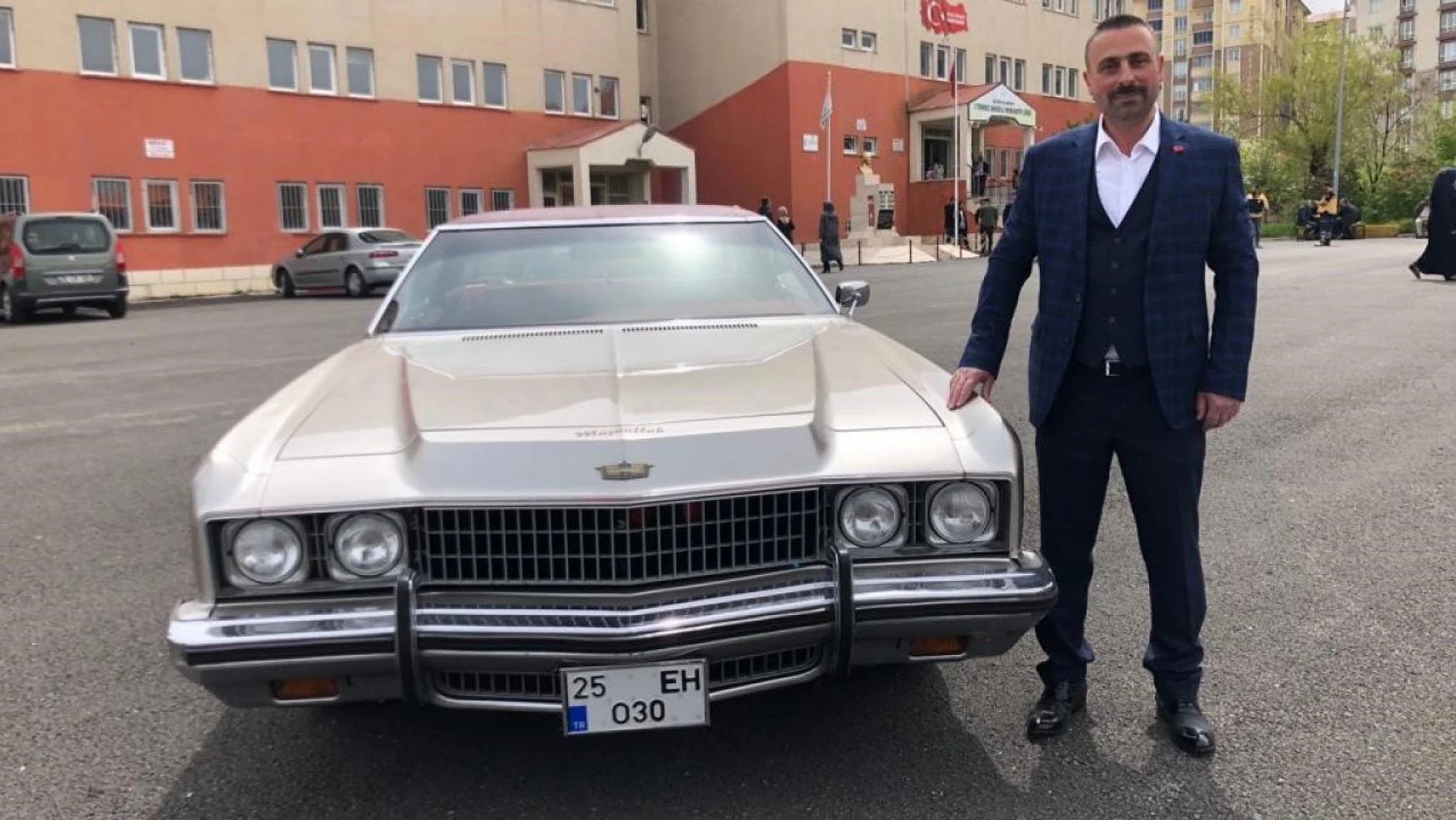 Merhum Alparslan Türkeş'in otomobiliyle oy kullanmaya geldi