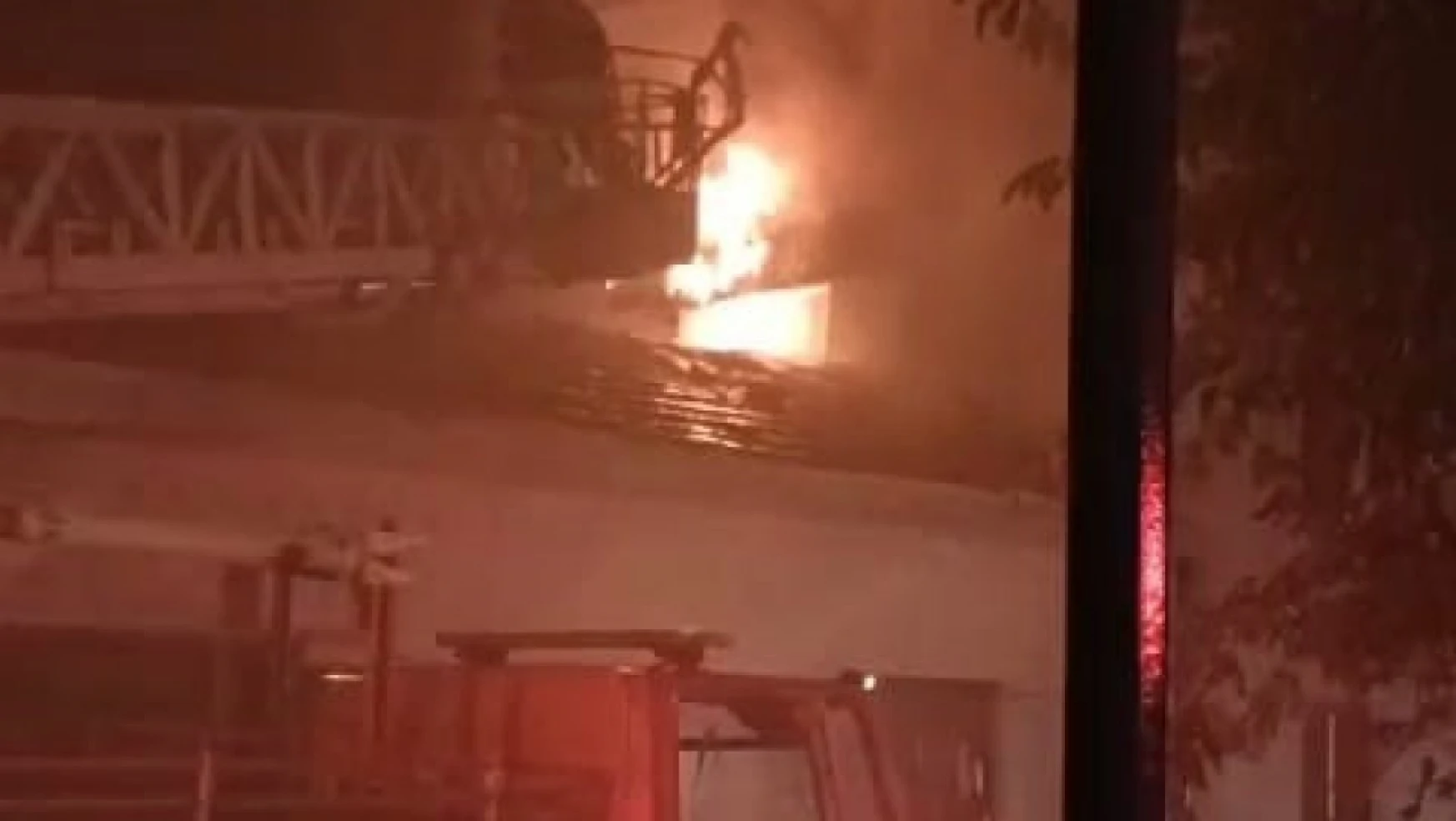 Milas'ta yıldırım düşmesi sonucu bir evde yangın çıktı