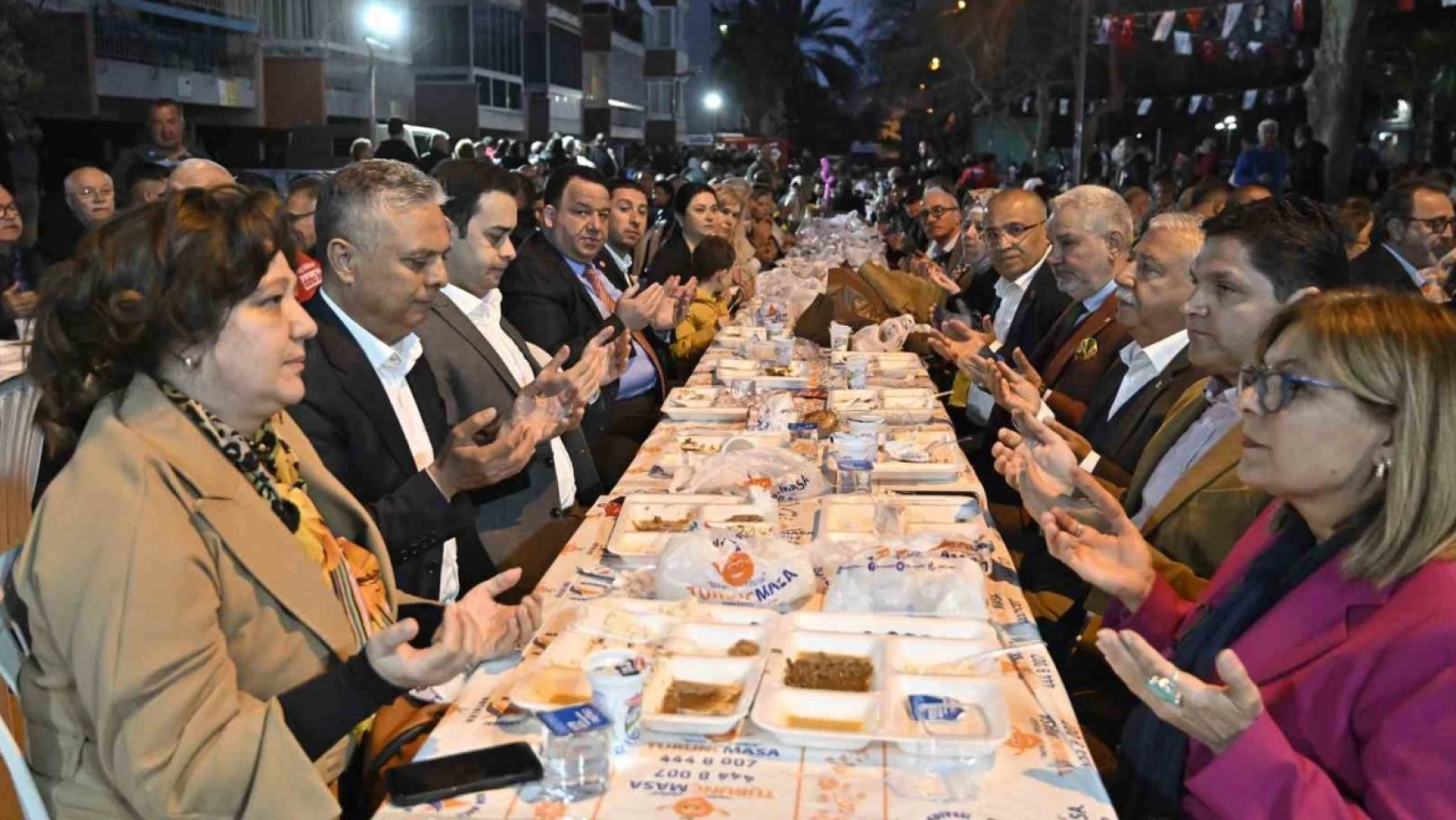 Muratpaşa'da ilk iftar yemeği Beş Şehitler Parkı'nda verildi