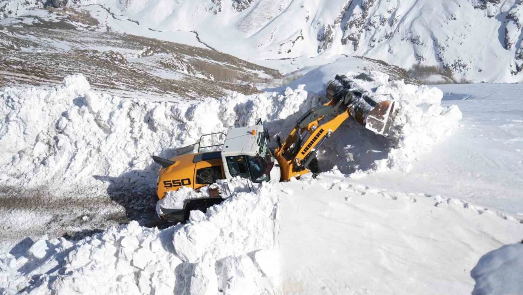Muş'ta kar kalınlığının 7 metreyi bulduğu yolda çalışma