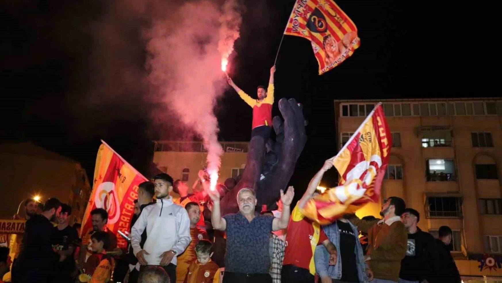 Oltu'da Galatasaray taraftarının şampiyonluk kutlaması