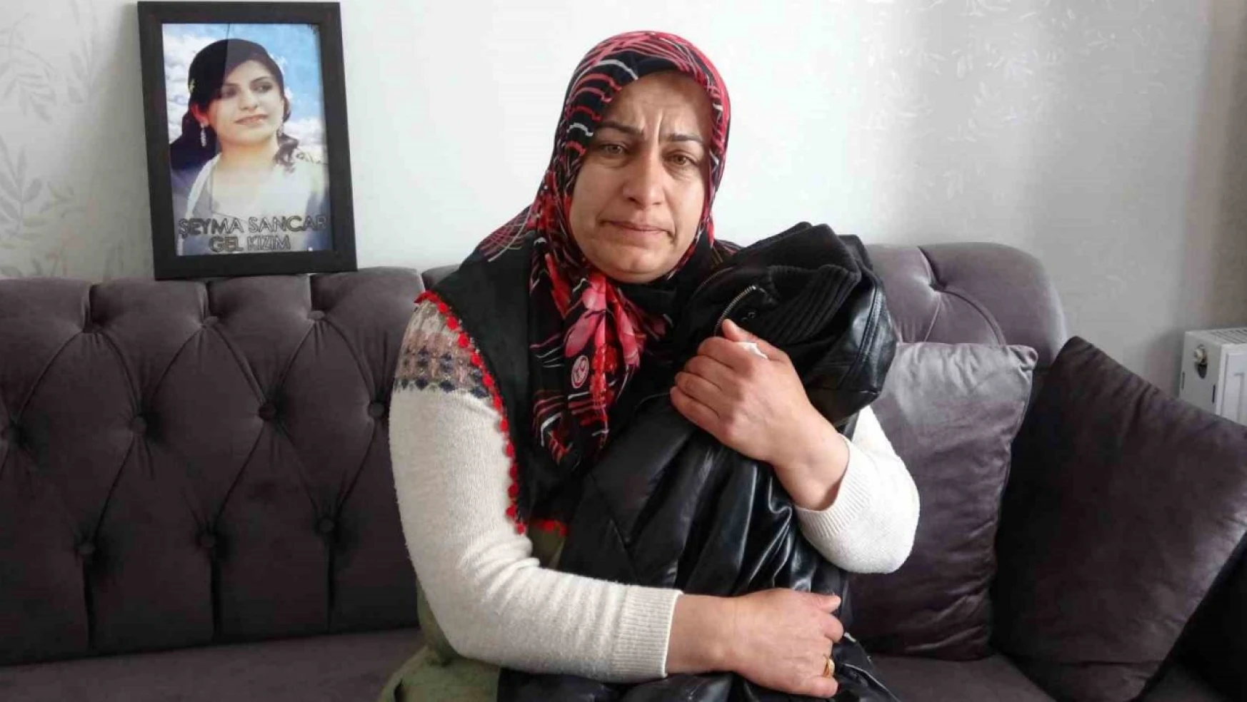 PKK tarafından kaçırılan kızının kıyafetine sarılarak 'Anneler Günü'nü kutladı