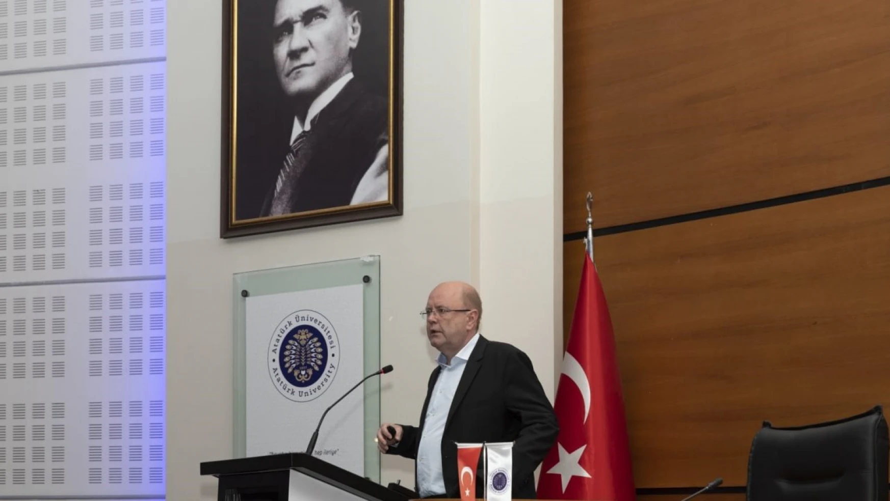 Prof. Dr. Ingo eilks, Atatürk Üniversitesinde sunum yaptı