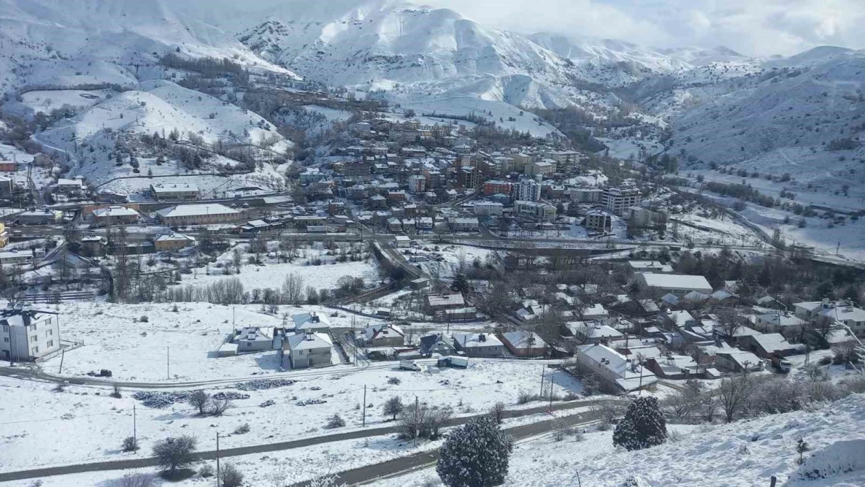 Pülümür'de kar yağışı kenti beyaza bürüdü