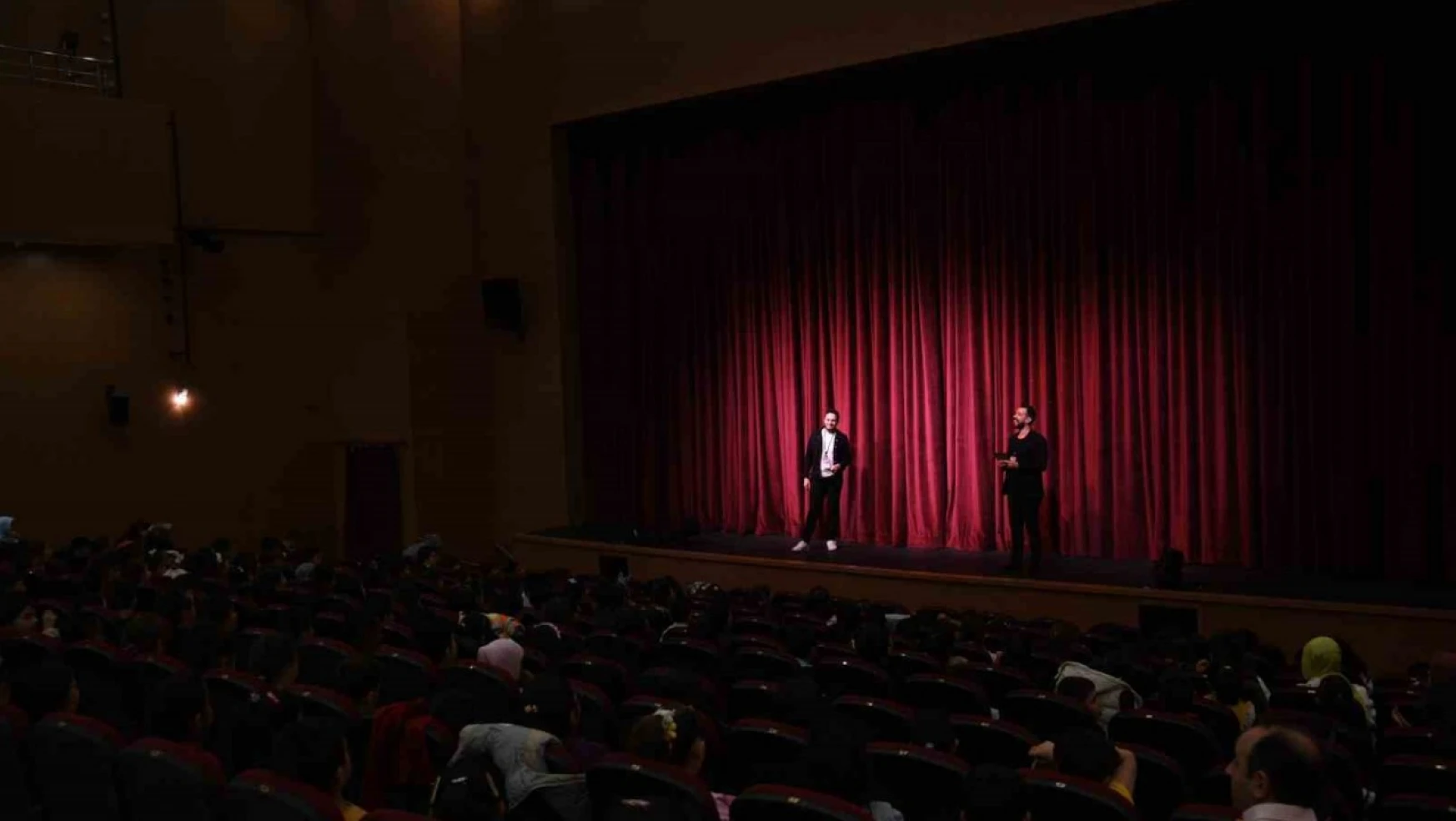 Pursaklar'da ''Bulgaristan Pirin'den Folklor Sihri'' tiyatro oyunu sahnelendi