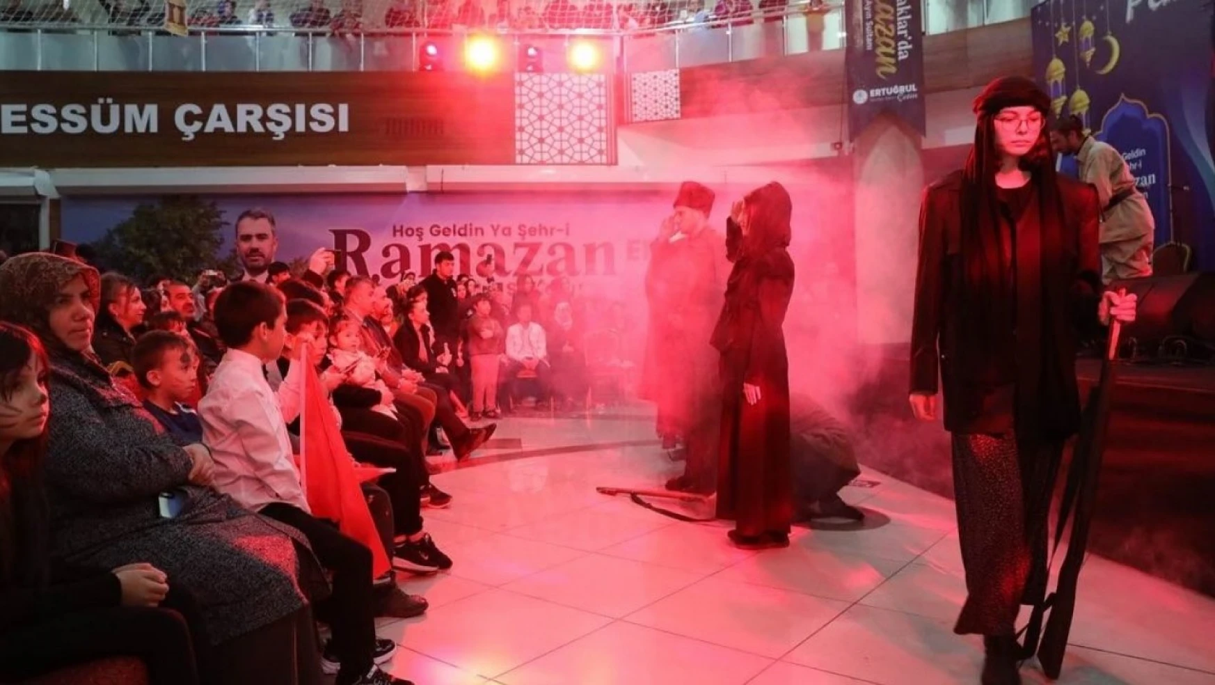 Pursaklar'da 'İstiklal' tiyatro oyunu vatandaşlarla buluştu