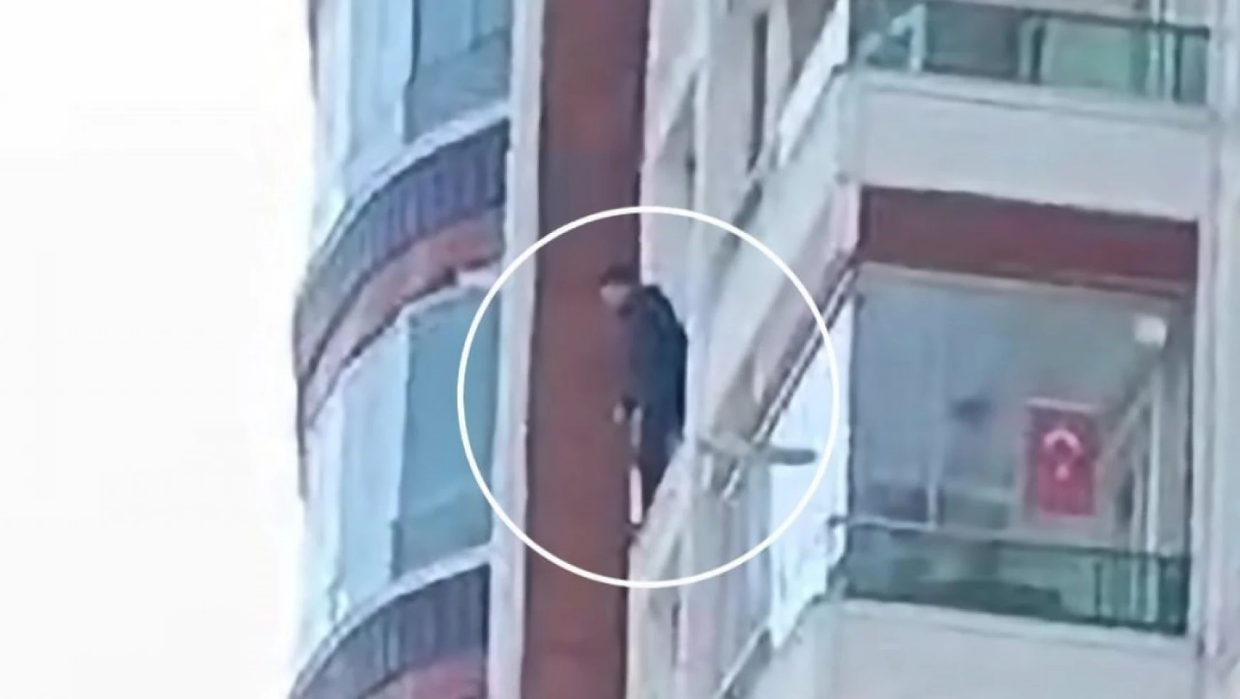 Samsun'da eşinin polise şikayet ettiği kuaför, 8. katın penceresinde intihara kalkıştı
