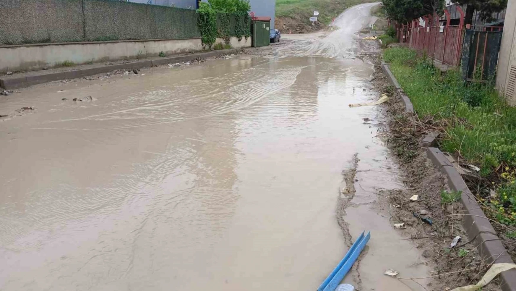Şiddetli yağış, Kahramankazan'da da caddeleri sular altında bıraktı