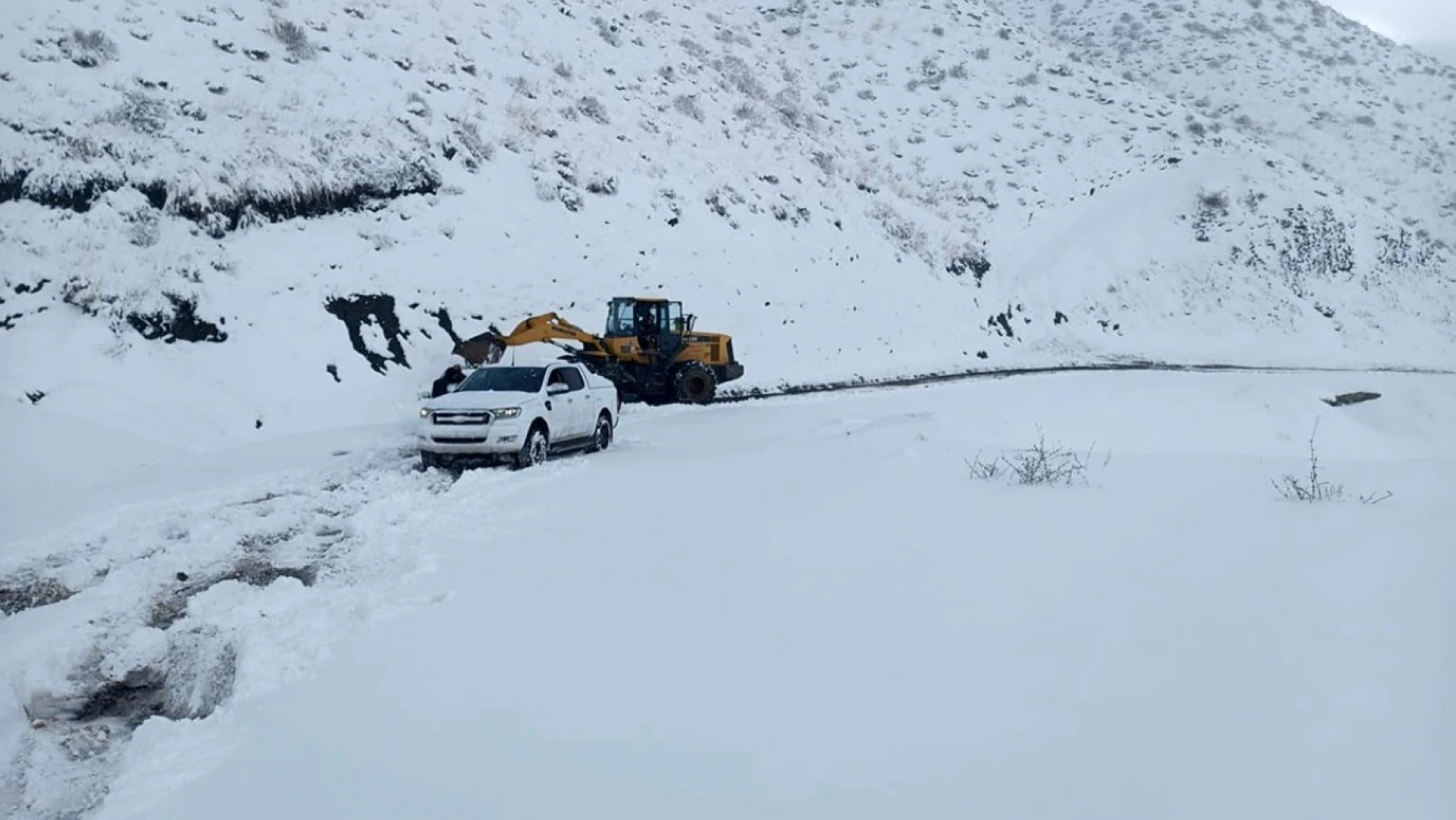 Siirt'te araç sürücüleri kar nedeniyle yolda mahsur kaldı