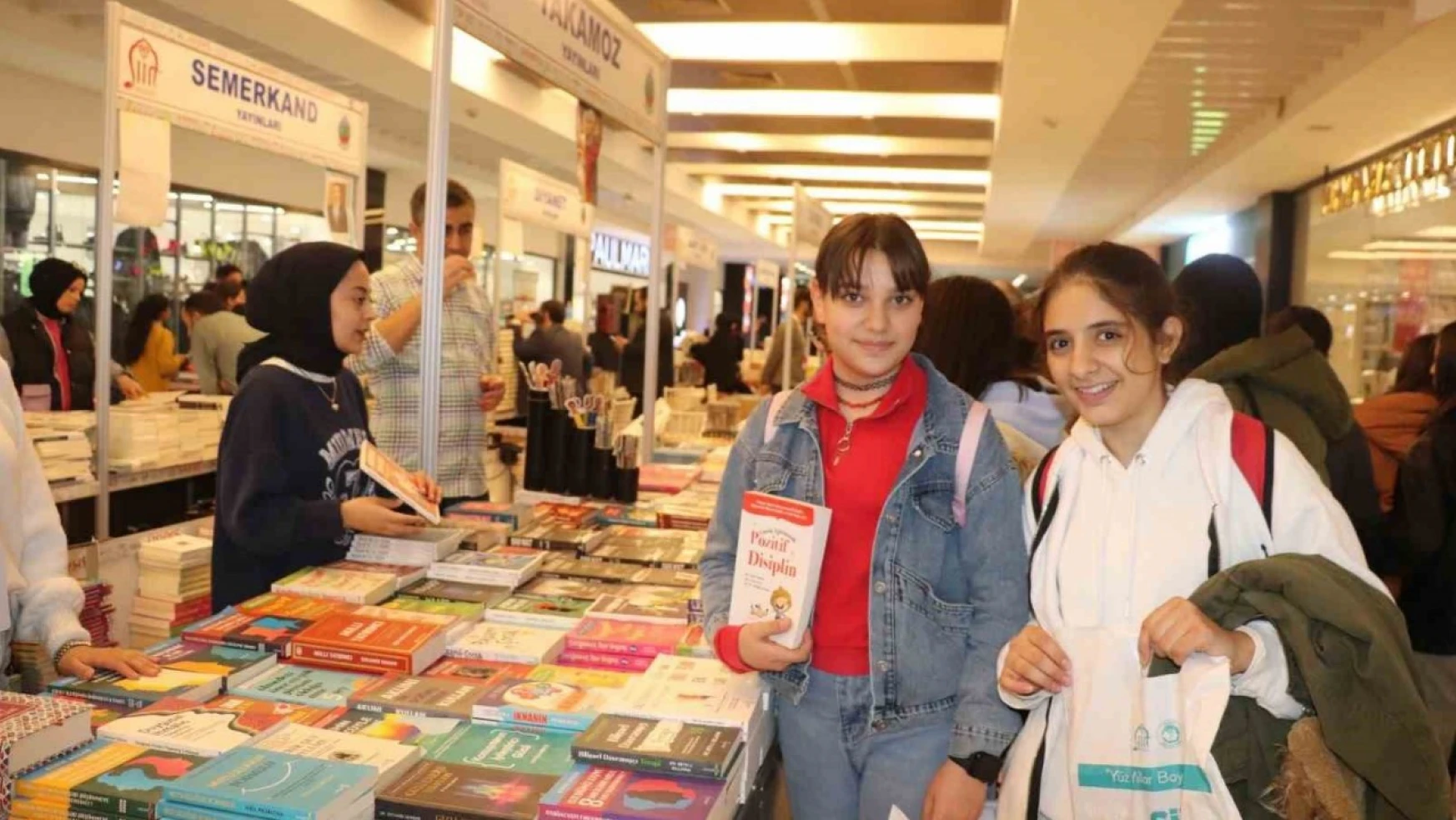 Siirt'te binlerce kitap okuyucusunun beğenisine sunuldu