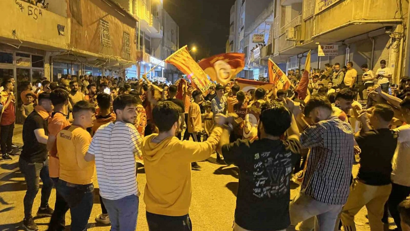 Silopi'de Galatasaray taraftarları şampiyonluğu yöresel halay eşliğinde kutladı