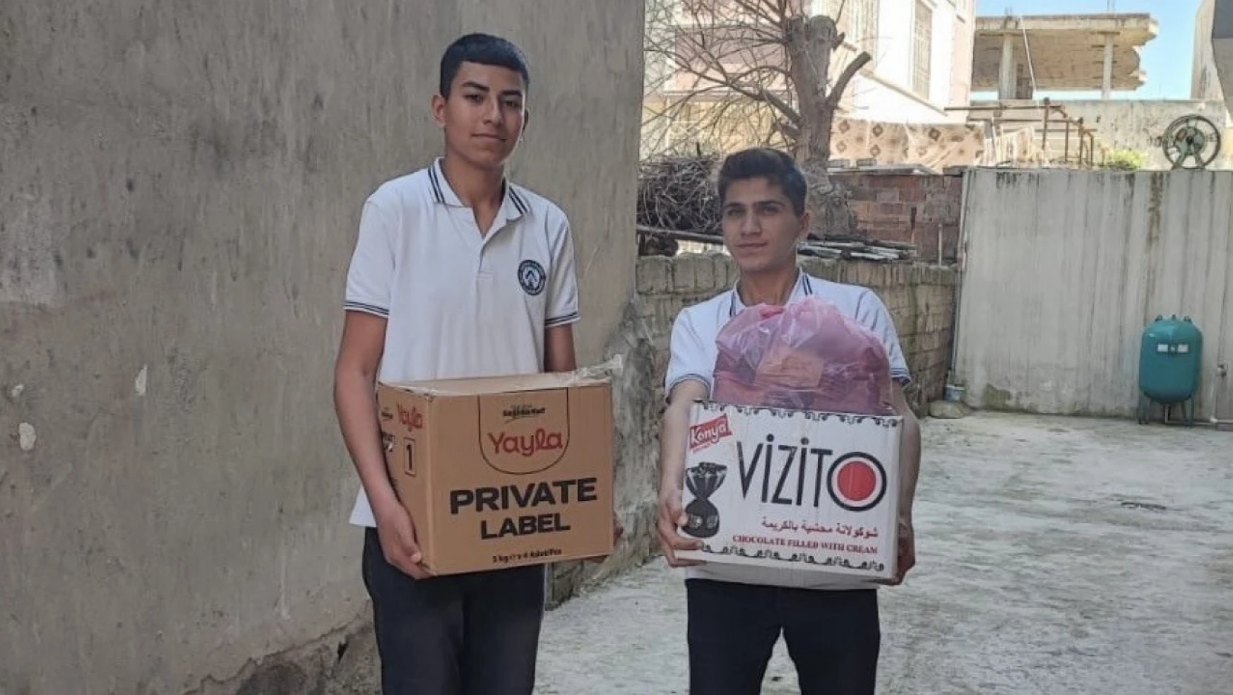 Silopi'de öğrencilerden ihtiyaç sahiplerine gıda ve giyim yardımı