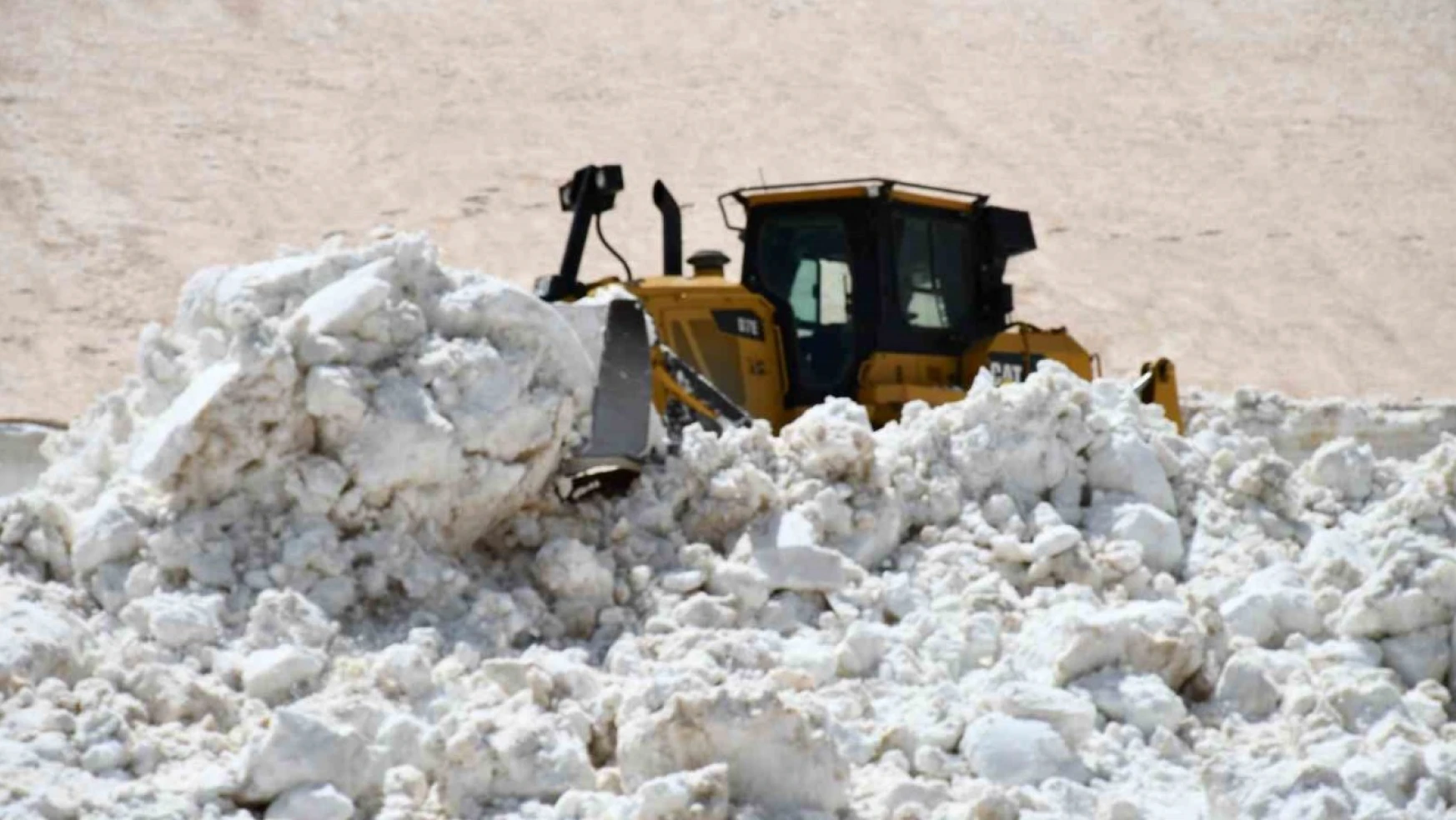 Şırnak'ta göçerlerin kullandığı karla kaplı yollar açılıyor