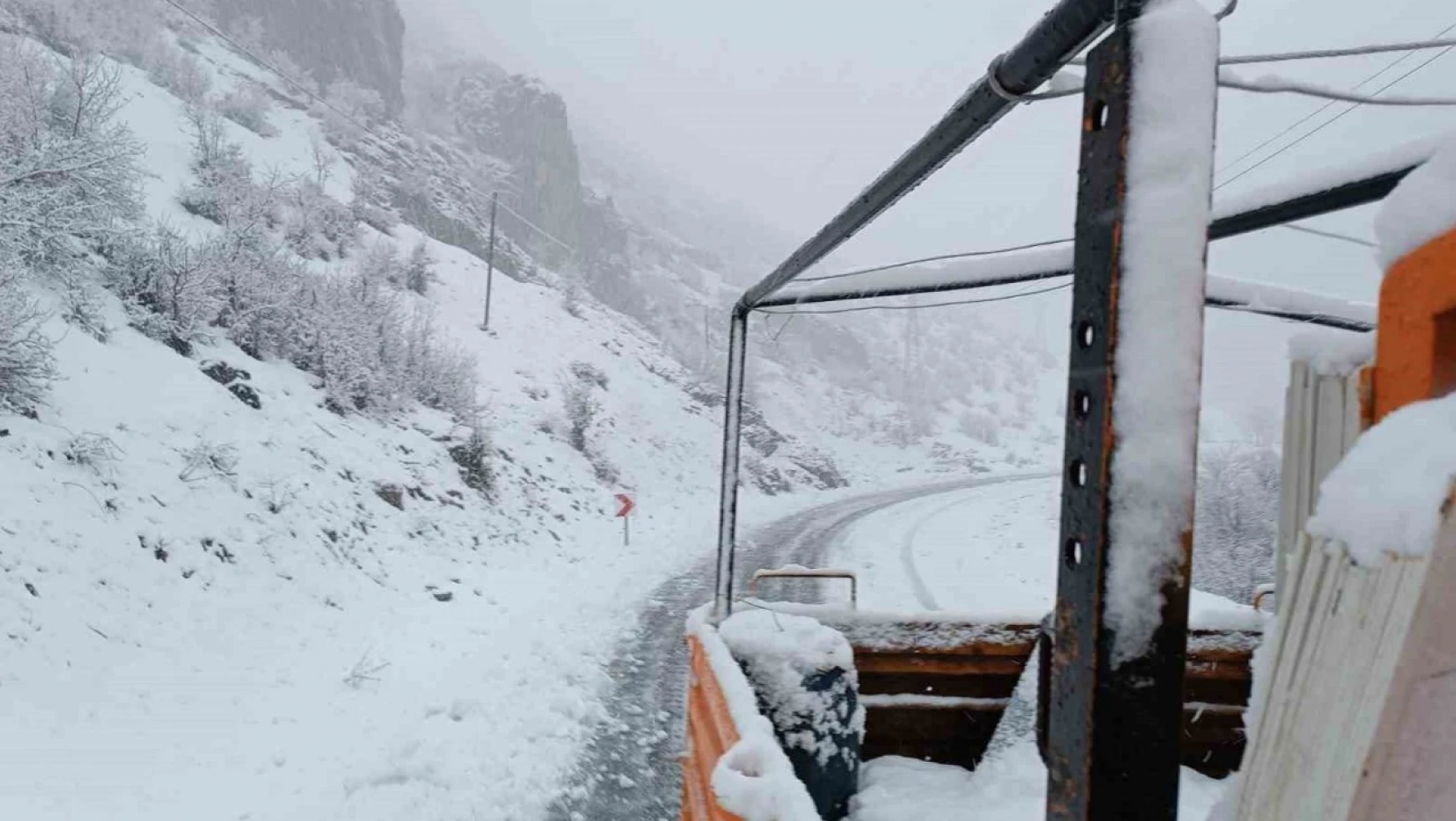 Şırnak'ta kar nedeniyle kapanan yolları açma çalışmaları başladı