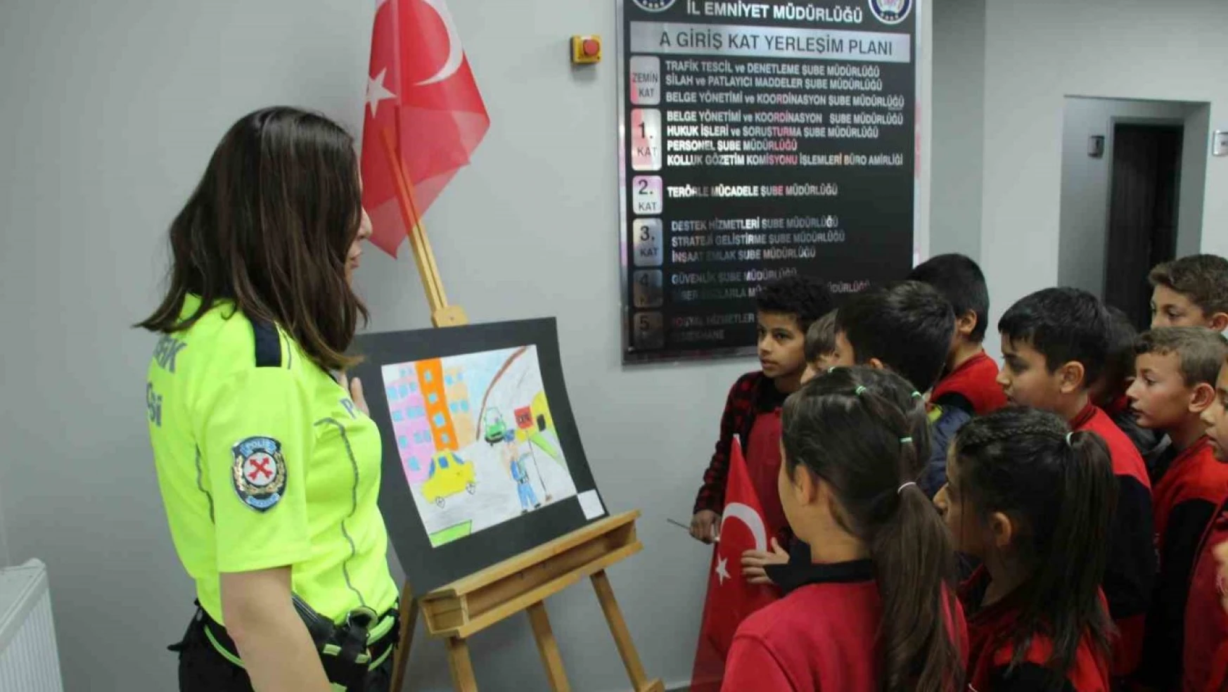 Şırnak'ta öğrenciler trafik haftasını emniyet müdürlüğünde kutladı