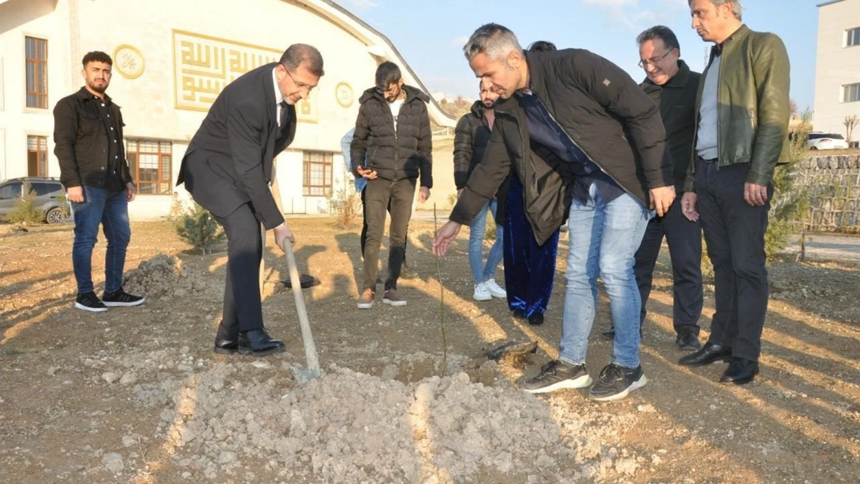 Şırnak Üniversitesi'nde fidanlar toprakla buluşuyor