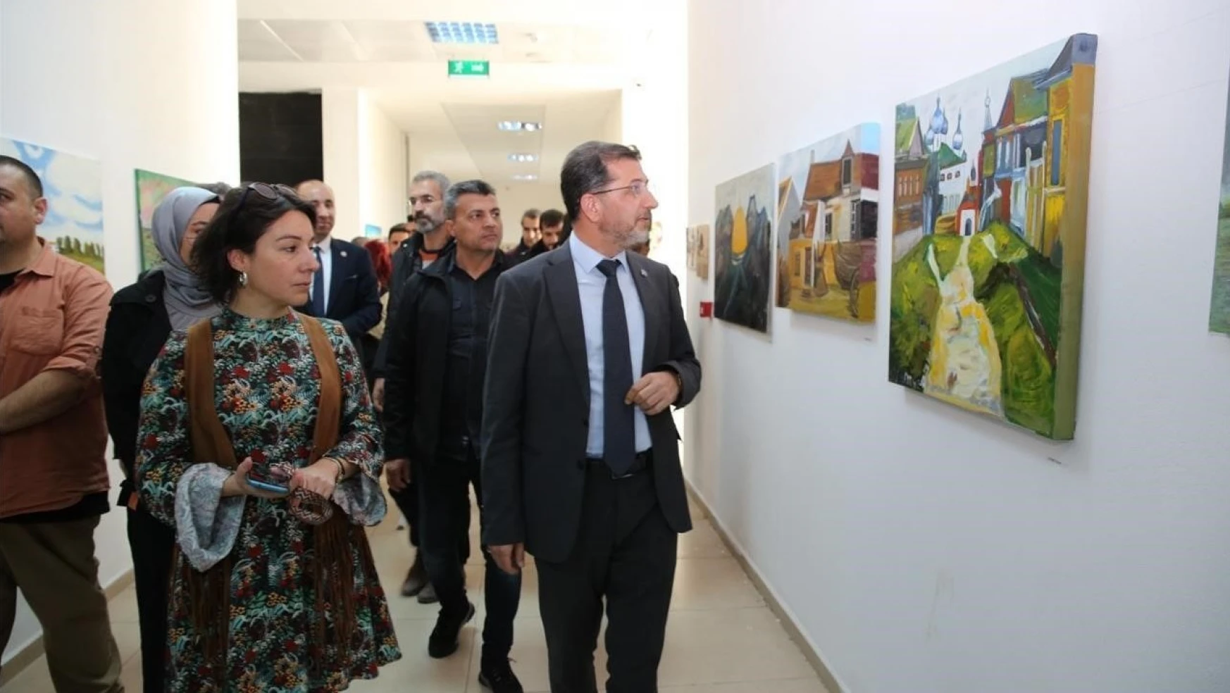 Şırnak Üniversitesi öğrencileri 'Cumhuriyetimizin 100. Yılı' konulu resim sergisi açtı